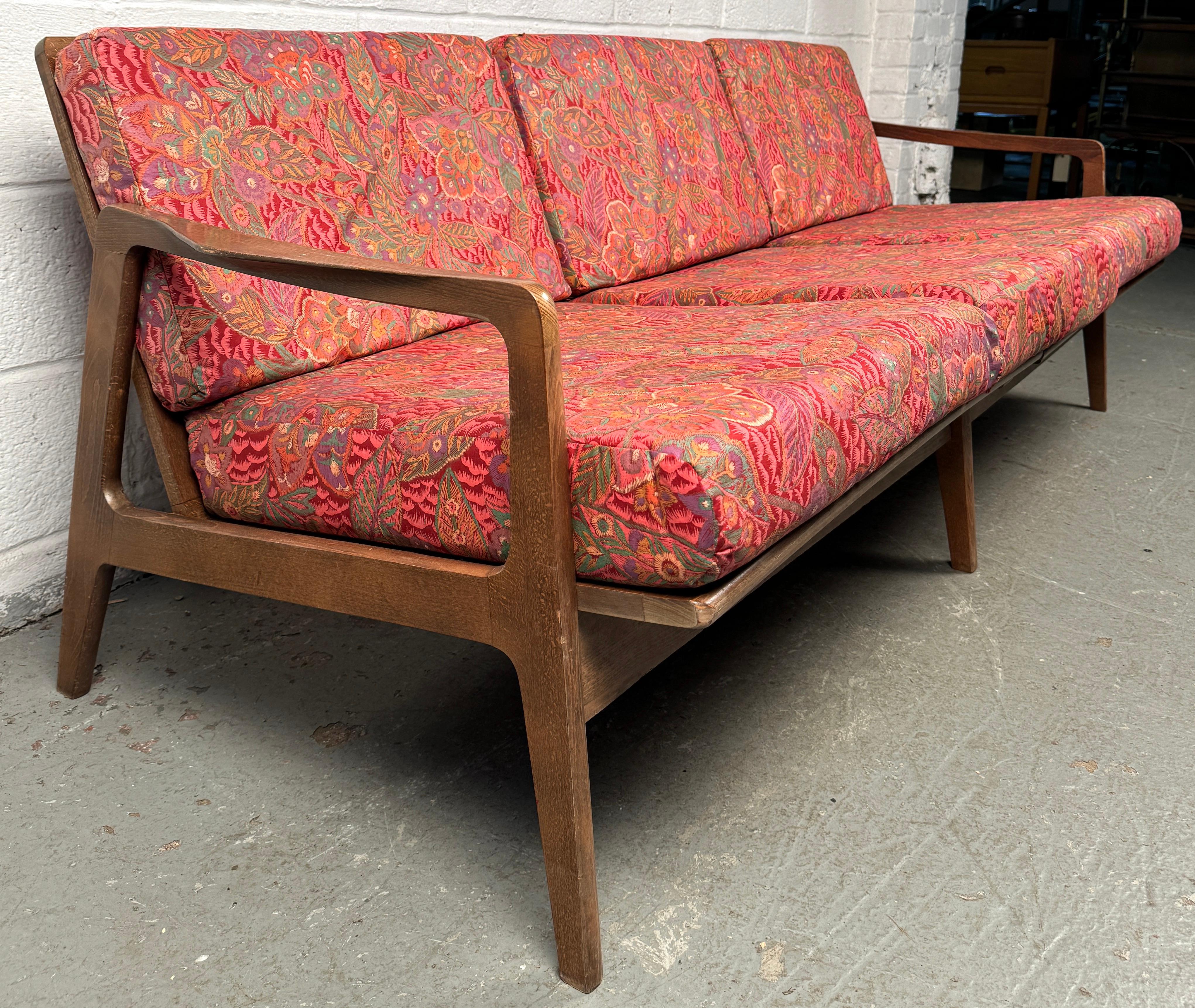 Divano a tre posti con motivo floreale vintage In condizioni buone in vendita a Brooklyn, NY