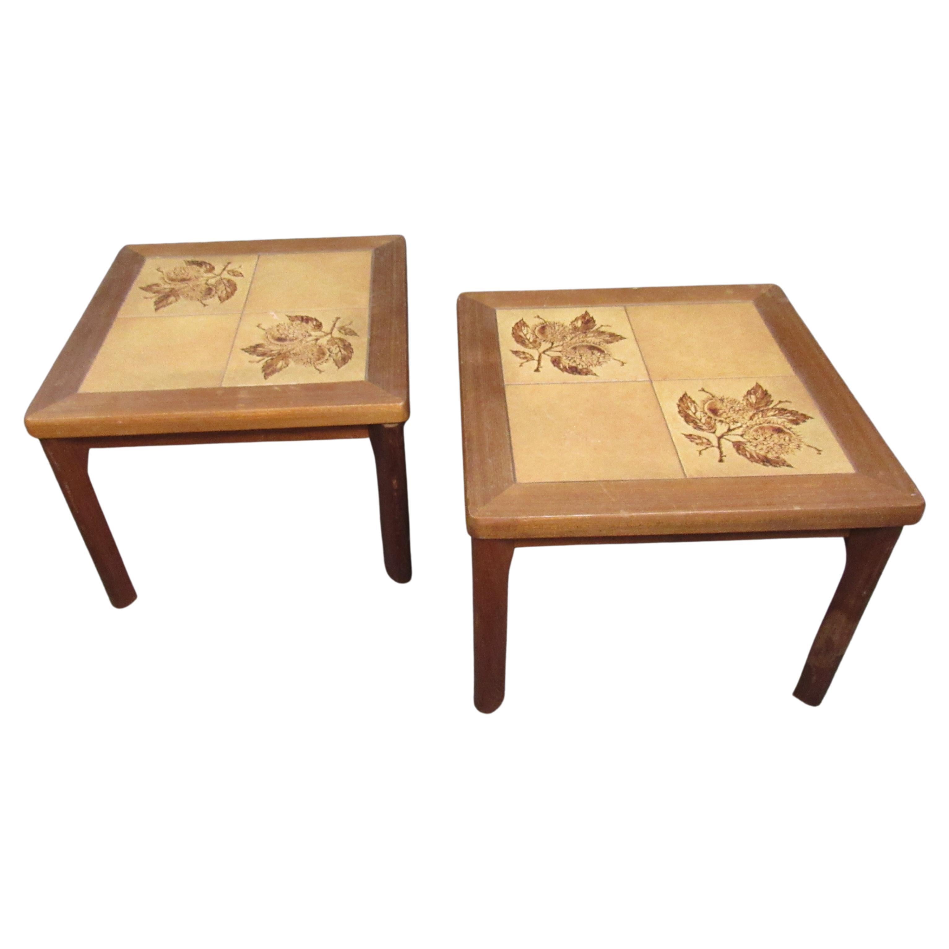 Tavolini con piastrelle floreali vintage