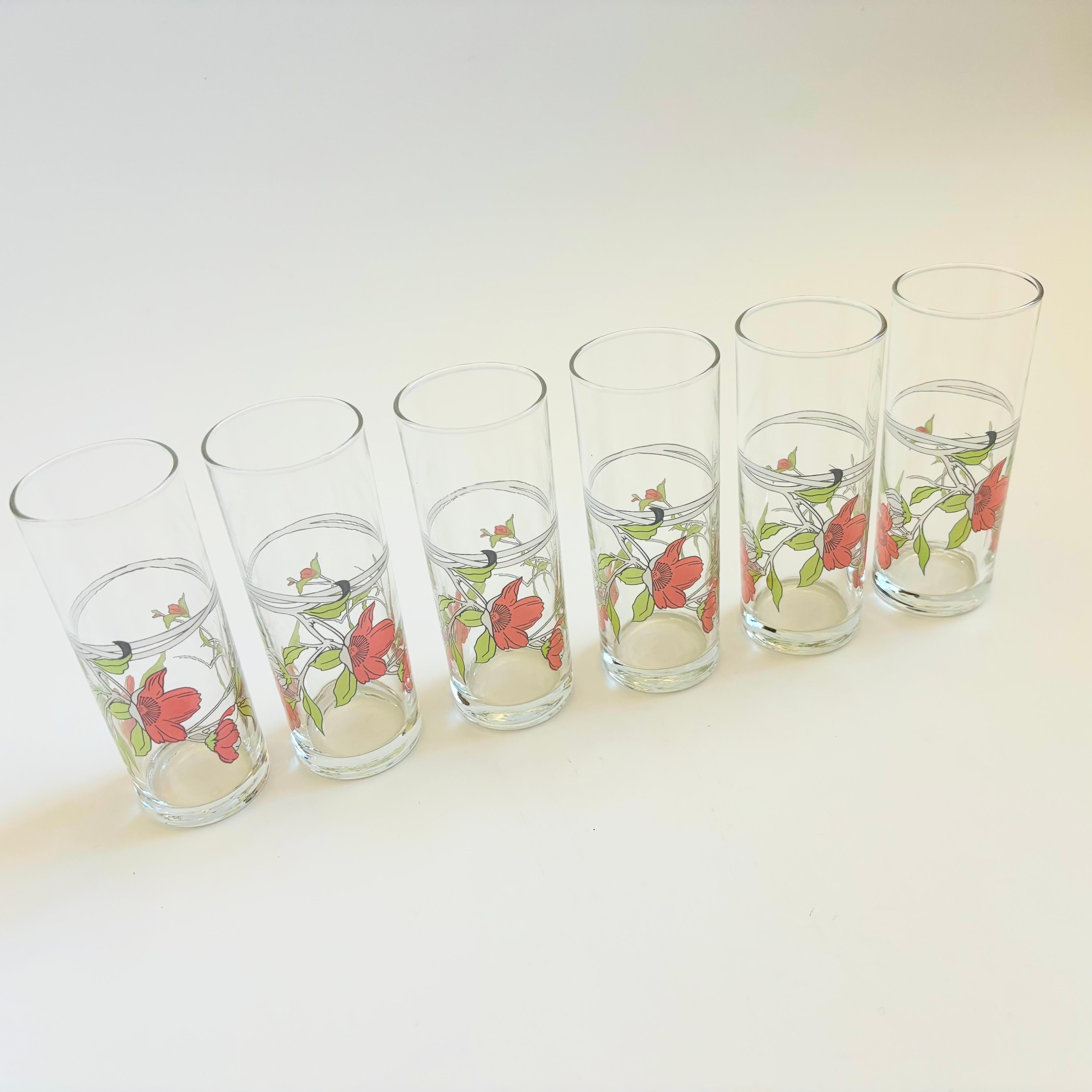 Ein Satz von 6 Bechern im Vintage-Stil. Wunderschöne Blumenmotive in Hellrosa und Grün umgeben jedes Glas. Perfekt für die Verwendung als kleinere Wassergläser oder Saftgläser.



