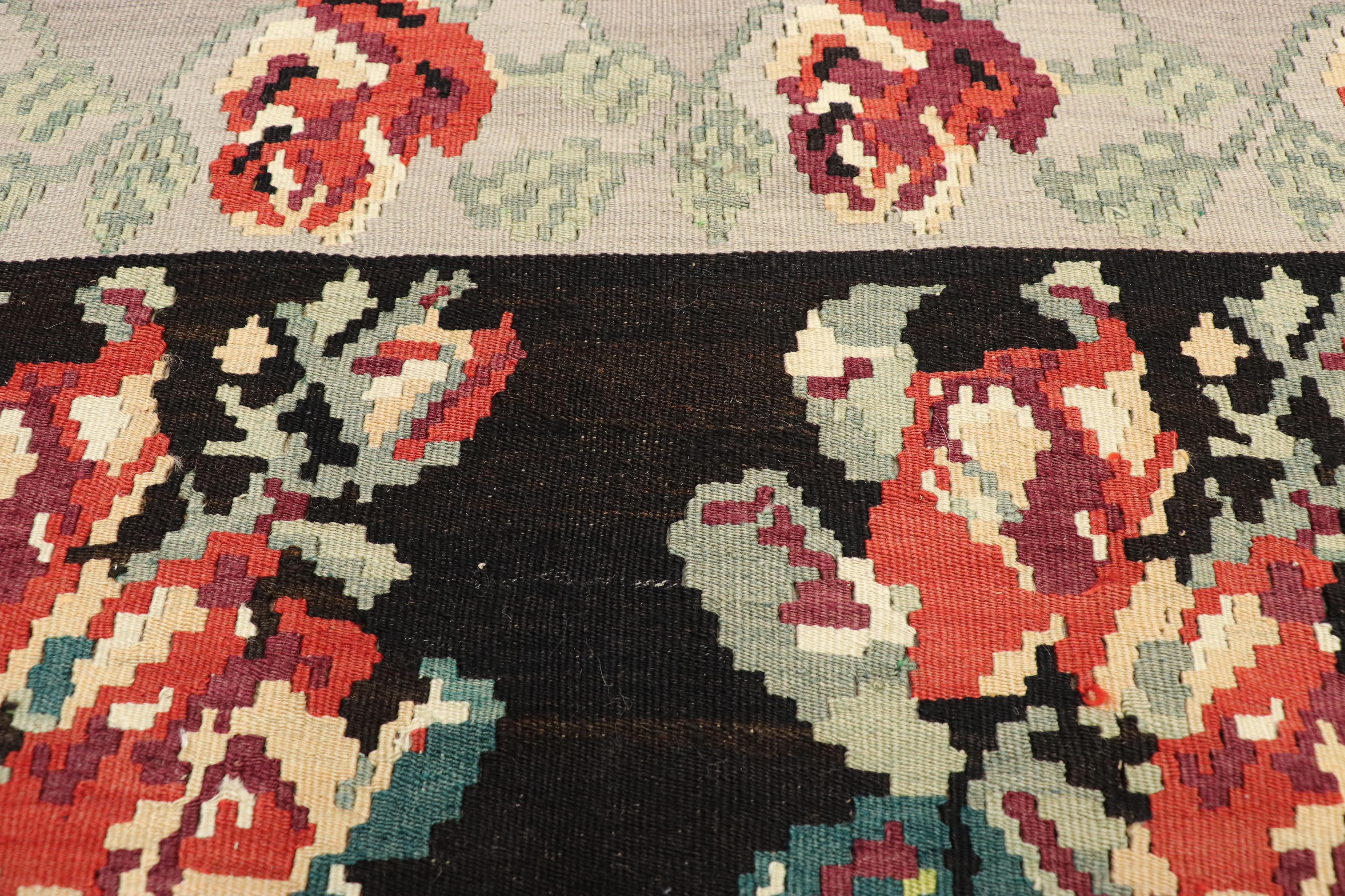 Vintage Floral Turkish Kilim Rug, Flat-Weave Rose Kilim Rug In Good Condition In Dallas, TX