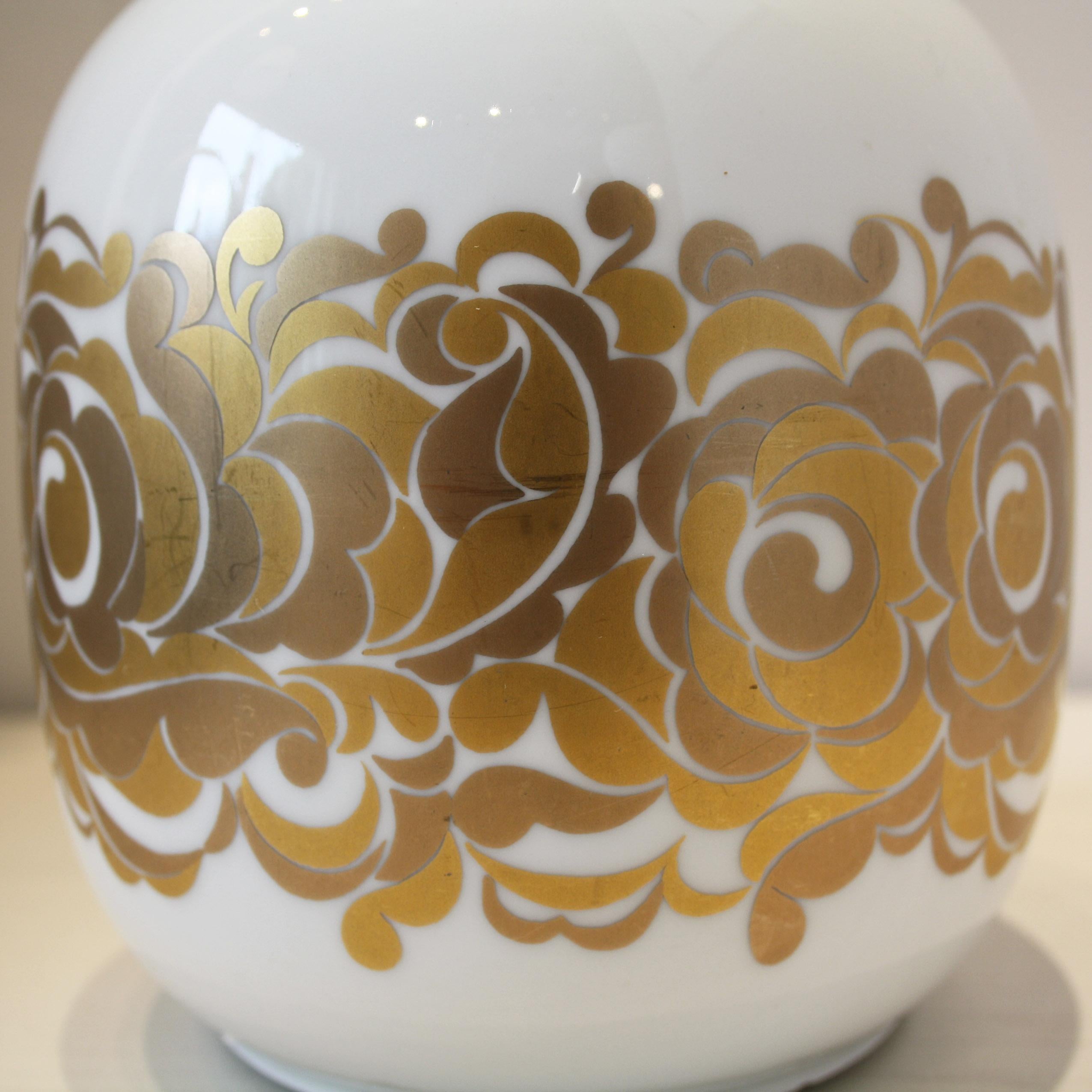 White porcelain vase with gold floral design. Made in Germany

15Dia x 25H cm

Good vintage condition
