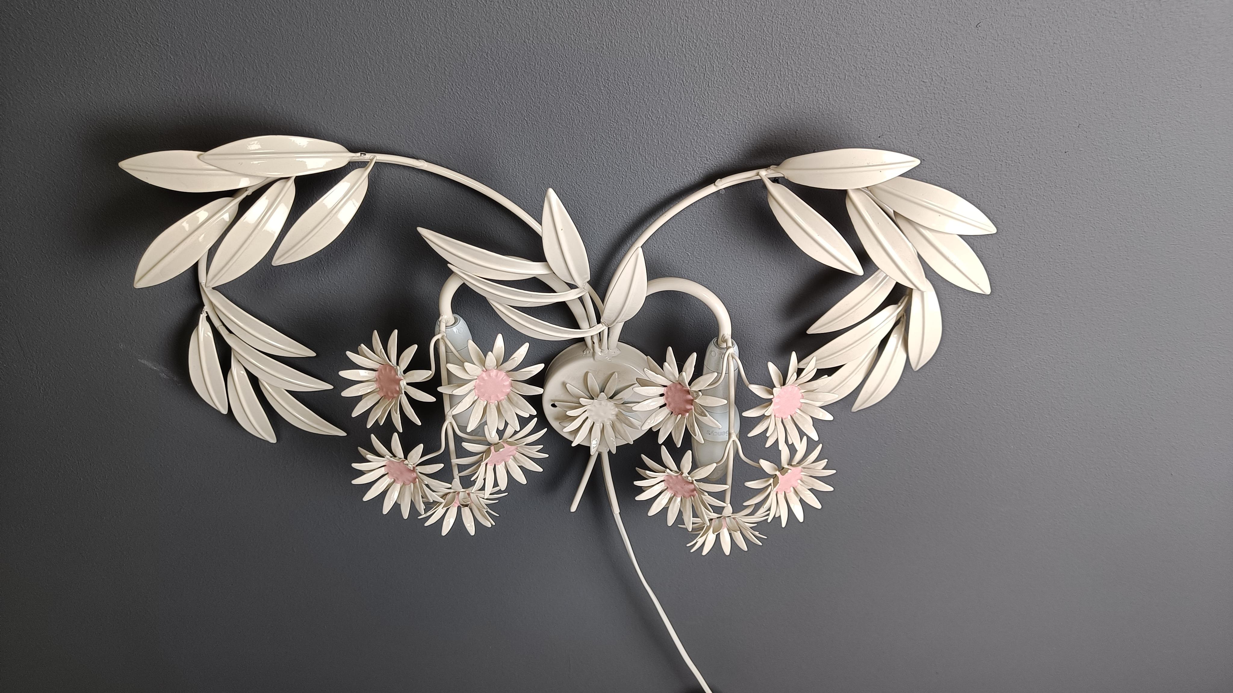 Aplique vintage de metal blanco y rosa de Hans Kögl.

Genial aplique decorativo floral.

Probado y listo para usar.

años 70 - Italia

Dimensión:
Altura: 46 cm
Ancho 60 cm
Profundidad: 15 cm

Ref: 858888