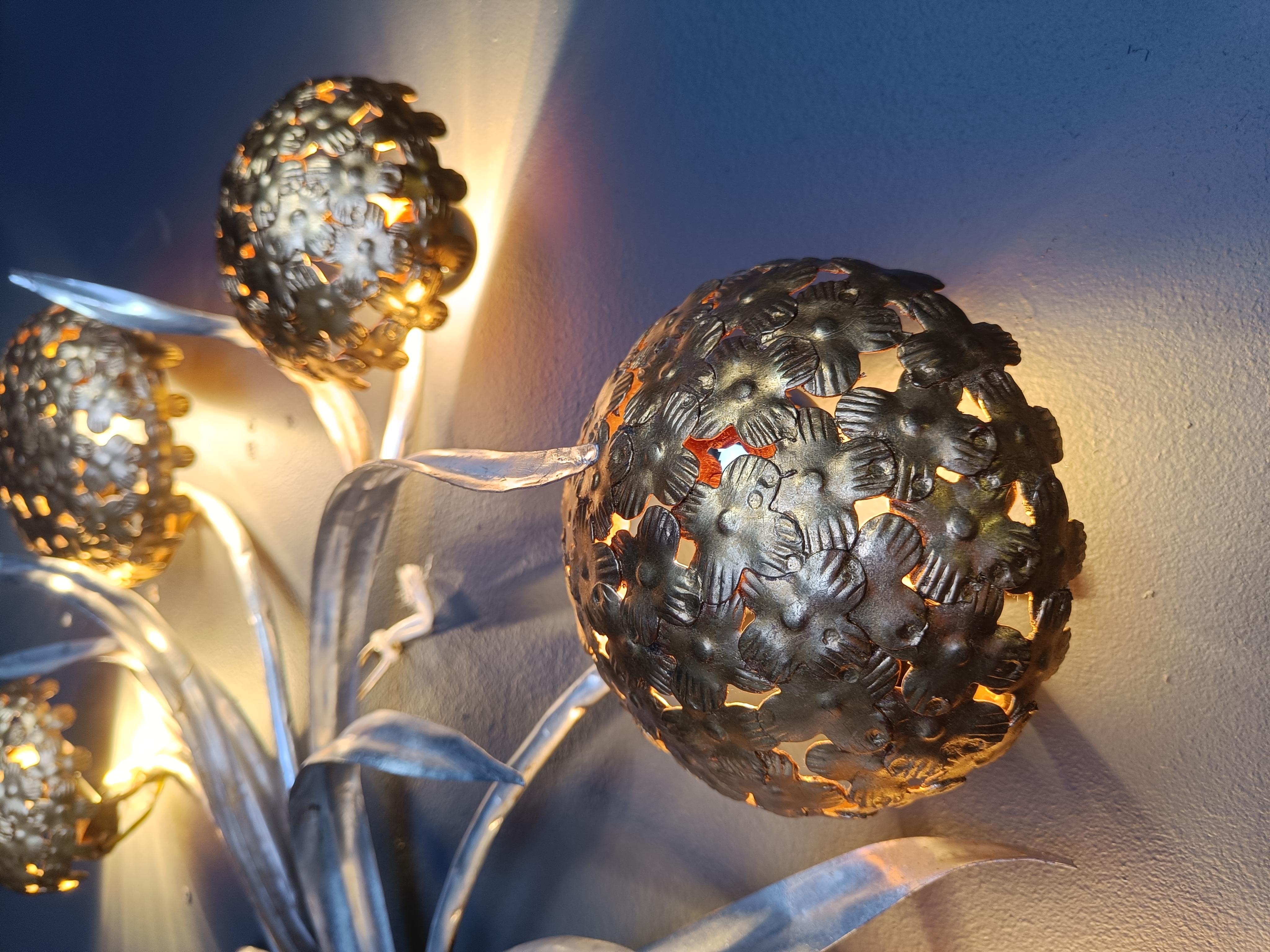 Weiß vergoldete Metall-Wandleuchte von Hans Kögl im Vintage-Stil.

Coole, dekorative Blumen-Wandleuchte mit 4 E14-Glühbirnen.

Geprüft und einsatzbereit.

1970er Jahre - Italien

Dimension:
Höhe: 70cm
Breite 70cm
Tiefe: 15cm

Ref: 25052603