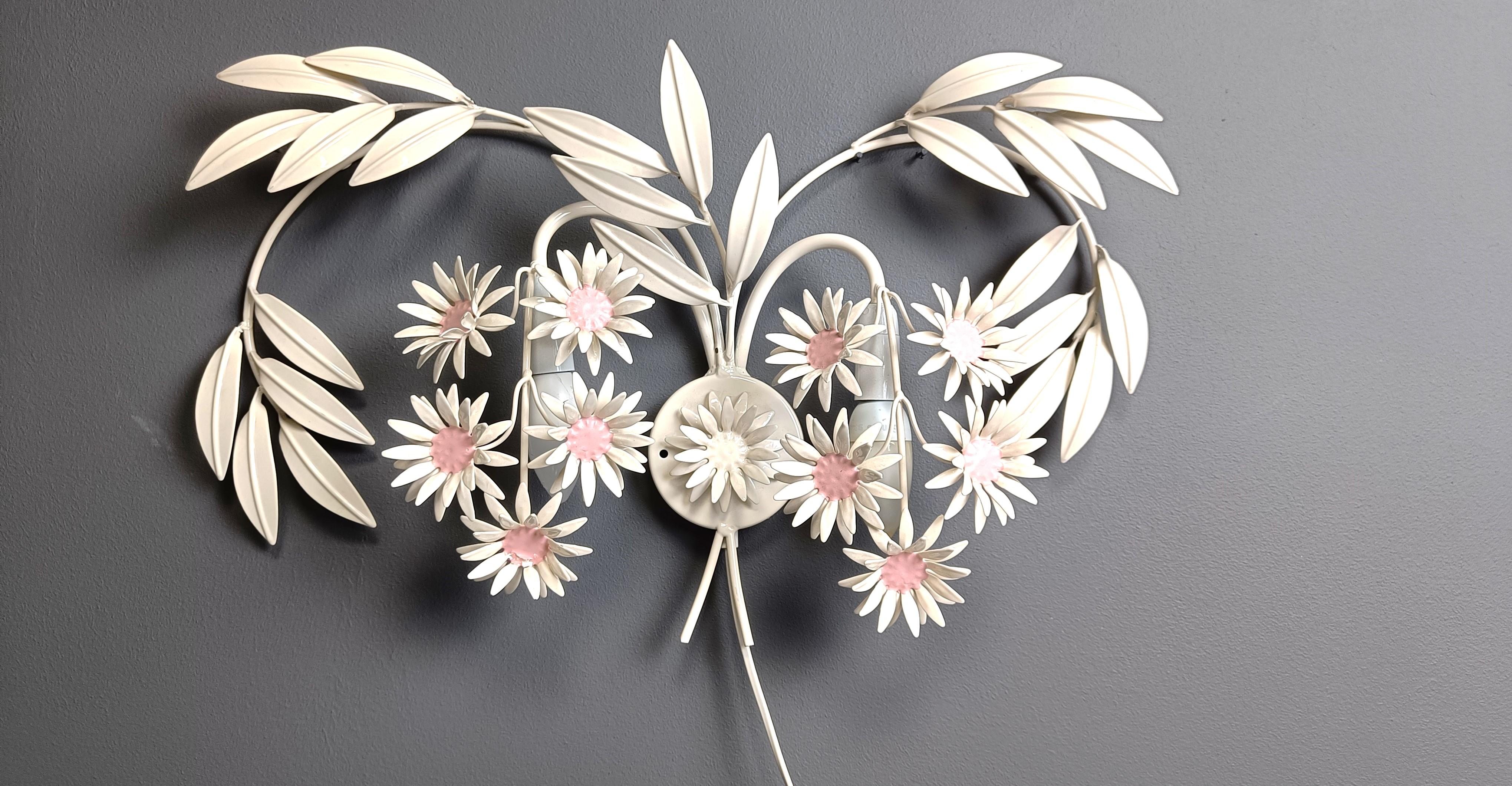Vintage floral  lámpara de pared de Hans Kögl , años 70 Regencia de Hollywood en venta