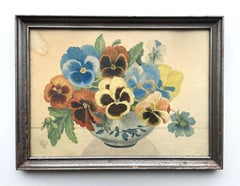 Acquerello floreale d'epoca di viole del pensiero in una ciotola decorativa, firmato e datato 1942
