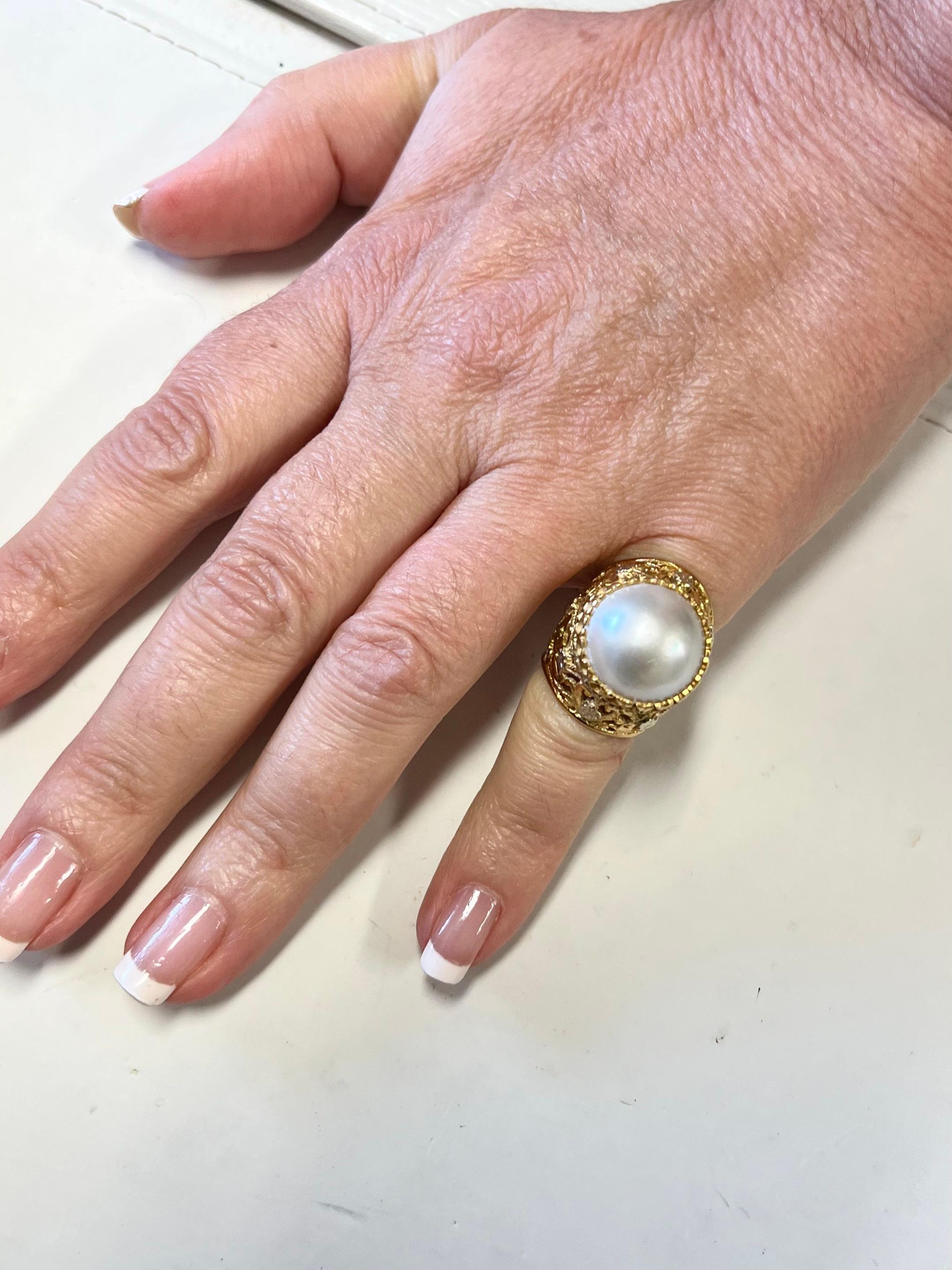 Vintage Floral White Pearl Pinky Ring in 18k Yellow Gold Bezel Setting In Excellent Condition For Sale In Miami, FL