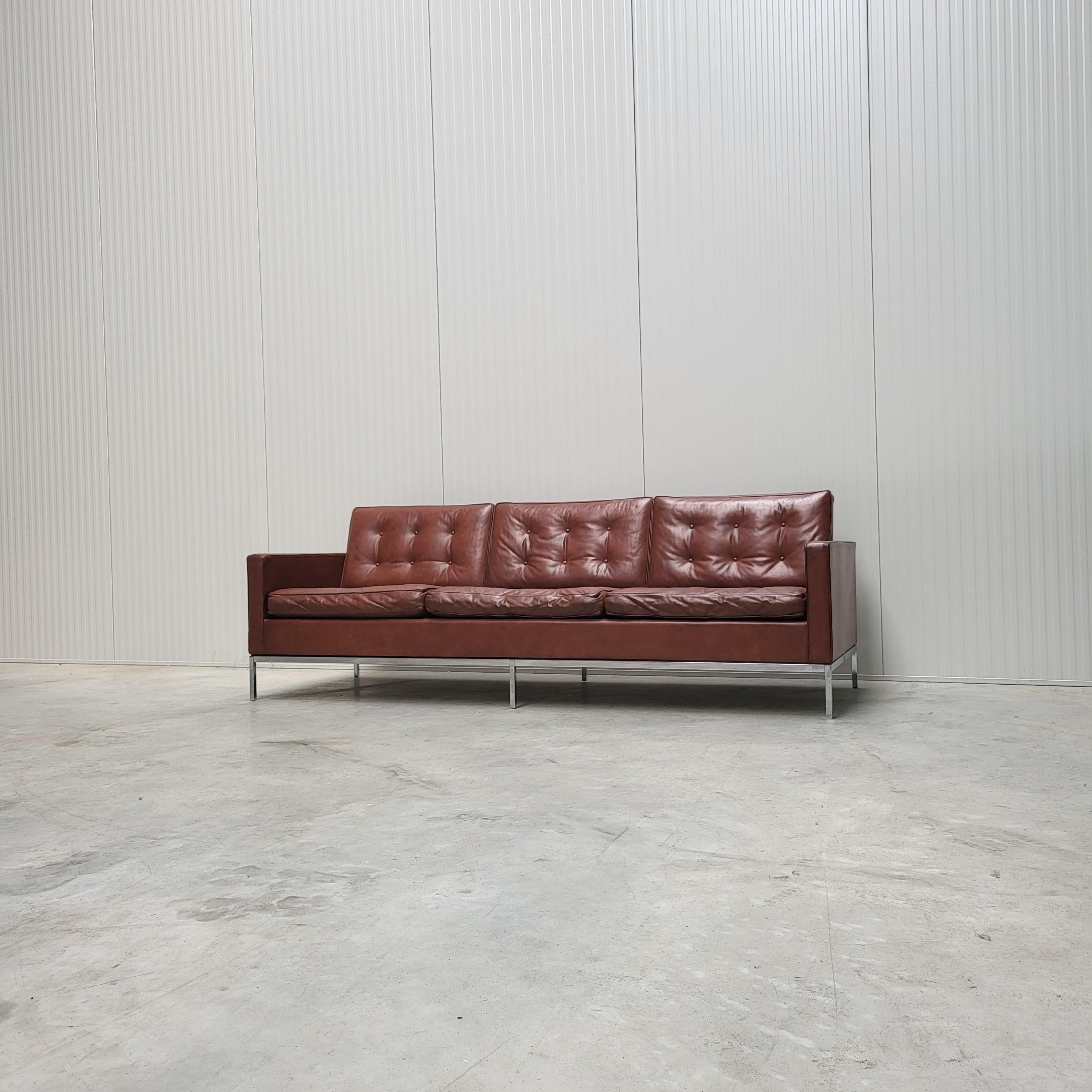 This timeless iconic sofa was designed in 1954 by Florence Knoll and produced by Knoll in the 1970s. 

The sofa features an amazing Mid Brown leather and has a wonderful patina. 
Overall it is in a stunning condition.

The sofa features a wonderful
