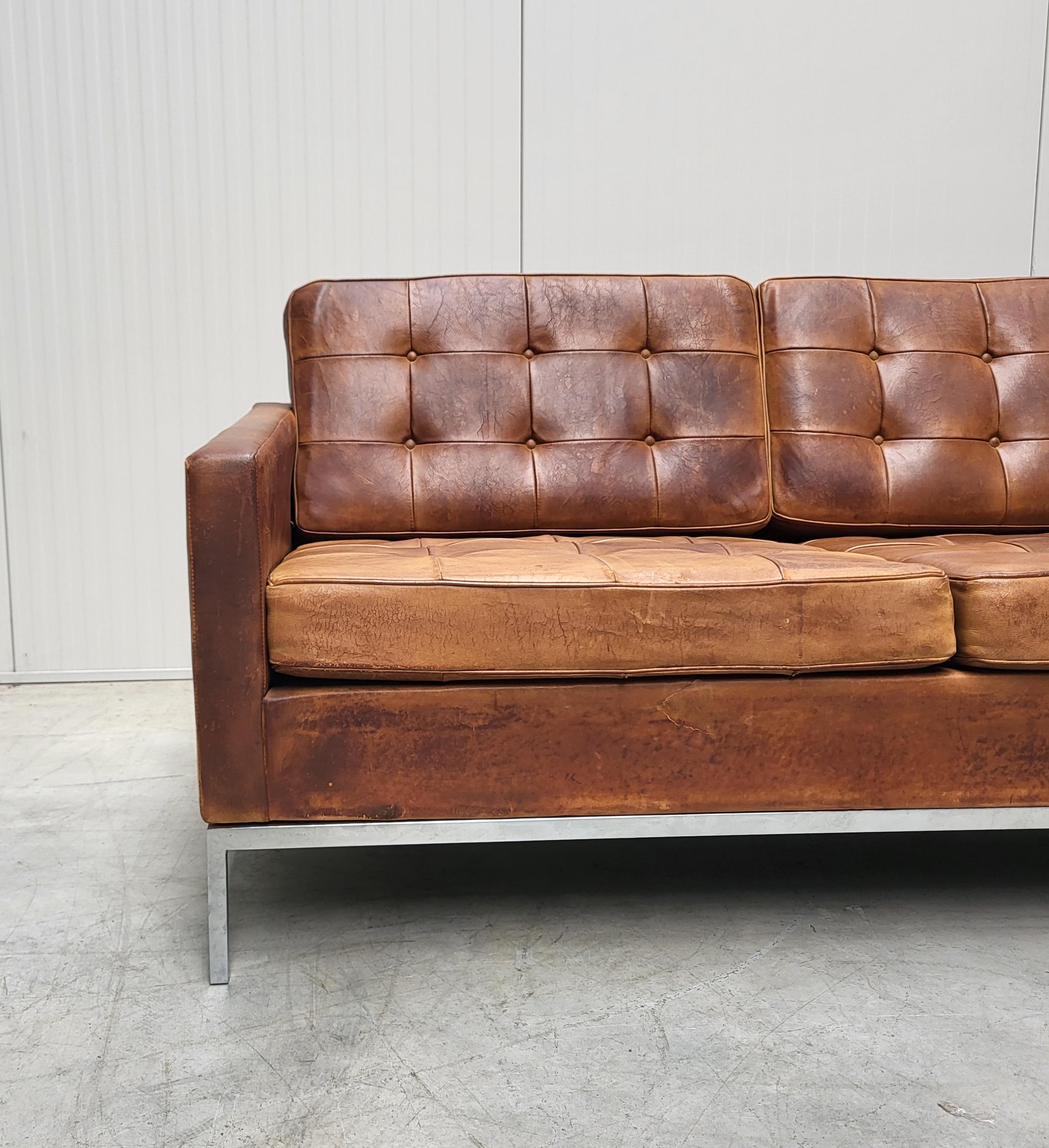 Fait main Canapé vintage Florence Knoll 3 Seater par Knoll Brown Cognac 1970 en vente
