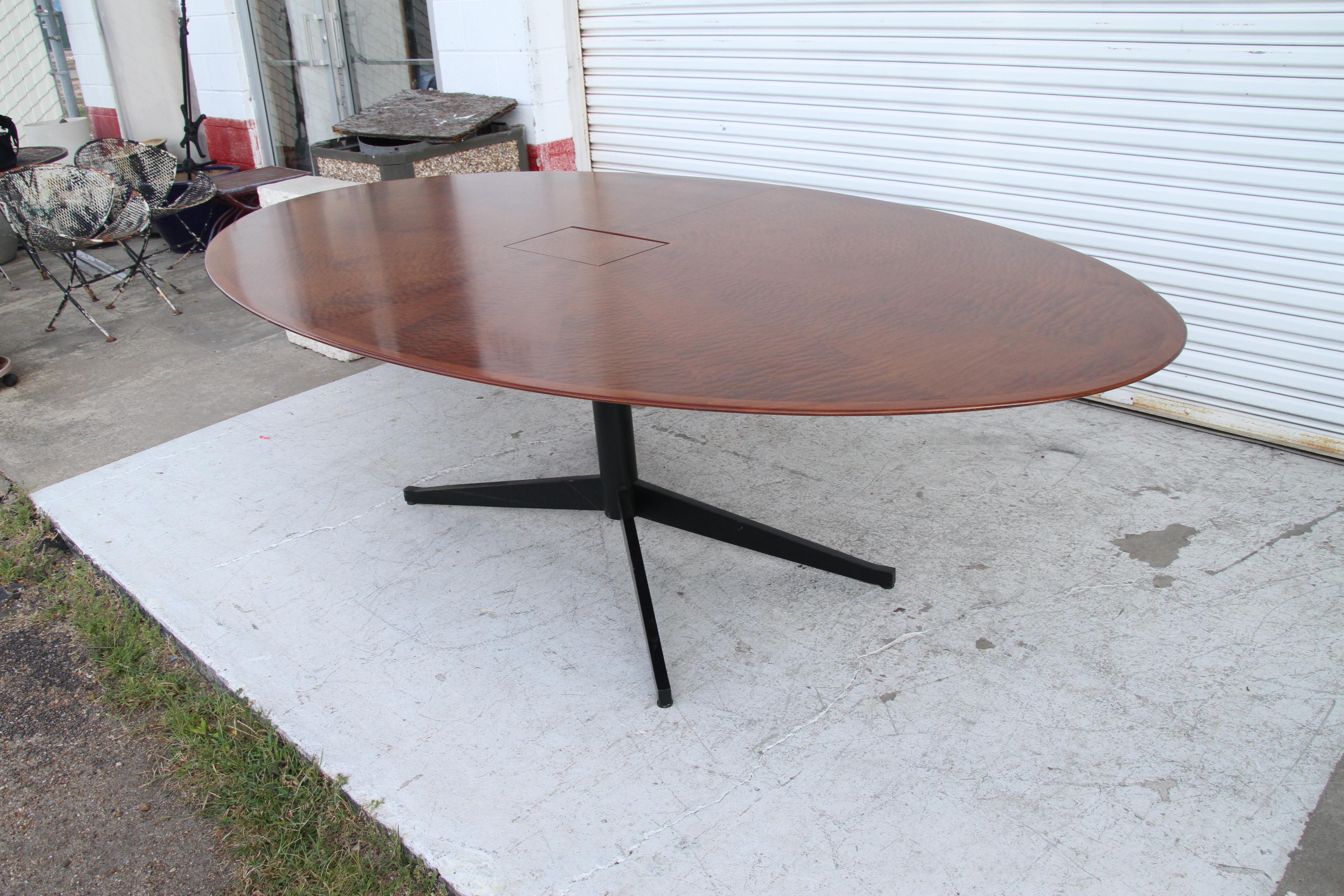 Bureau vintage Florence Knoll en érable rouge matelassé 72