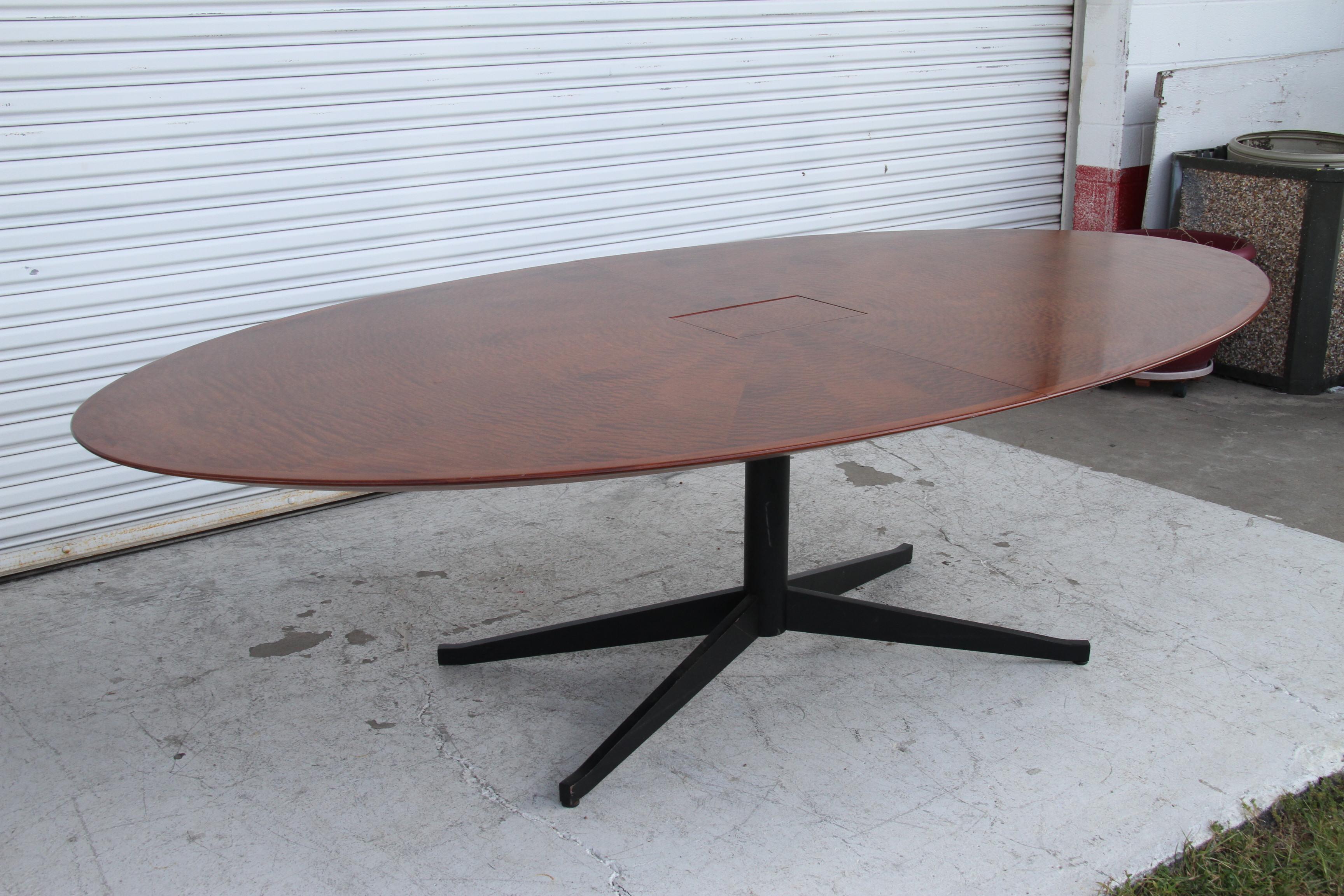Mid-Century Modern Bureau vintage Florence Knoll avec plateau en érable rouge matelassé en vente
