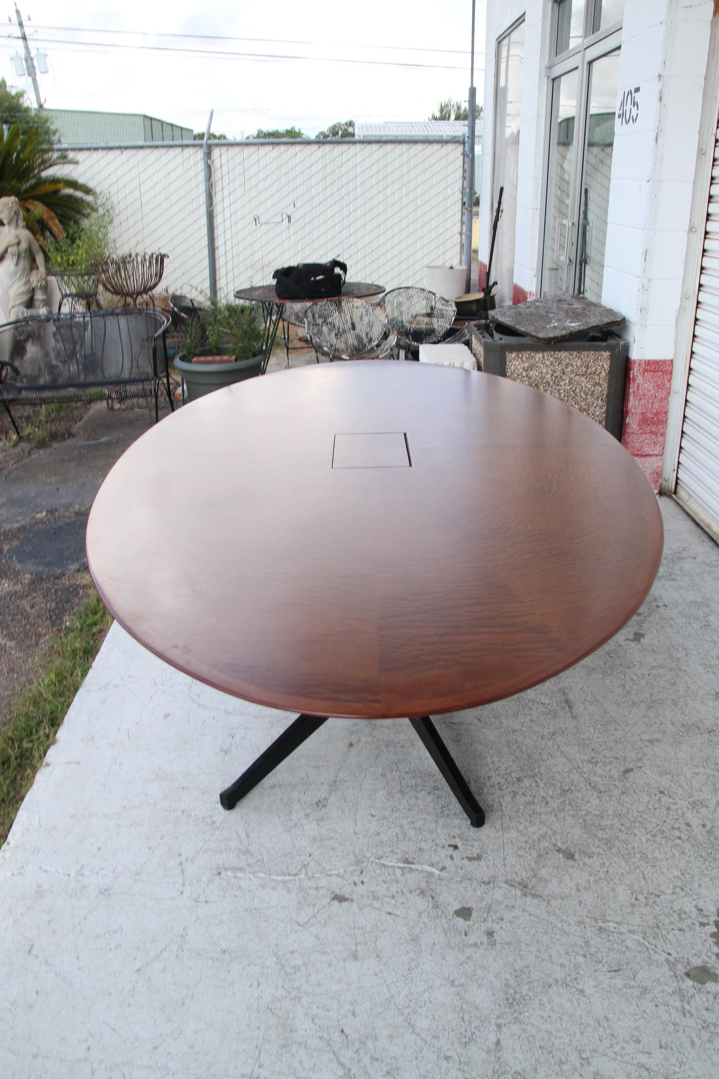Américain Bureau vintage Florence Knoll avec plateau en érable rouge matelassé en vente
