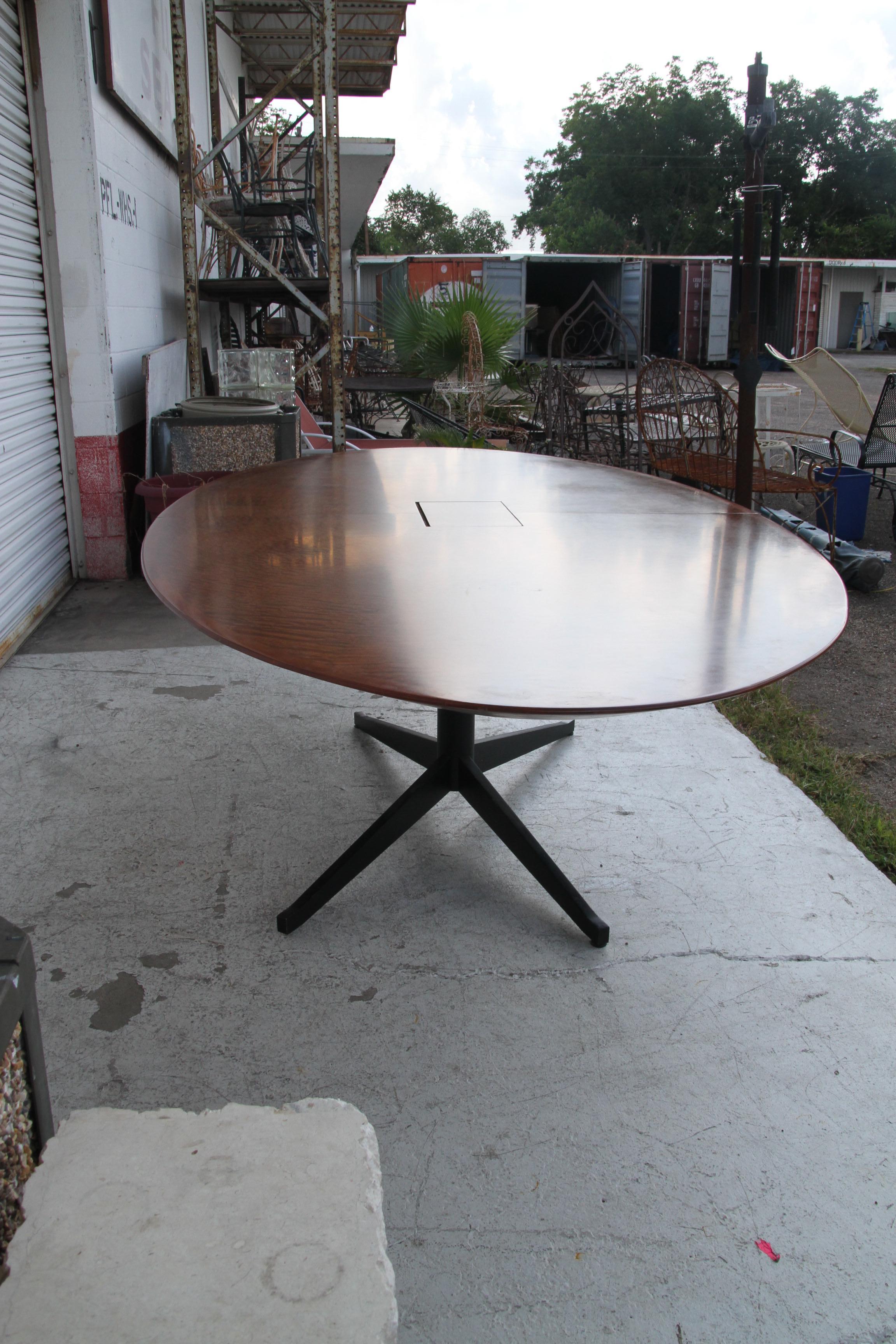 Bureau vintage Florence Knoll avec plateau en érable rouge matelassé Bon état - En vente à Pasadena, TX