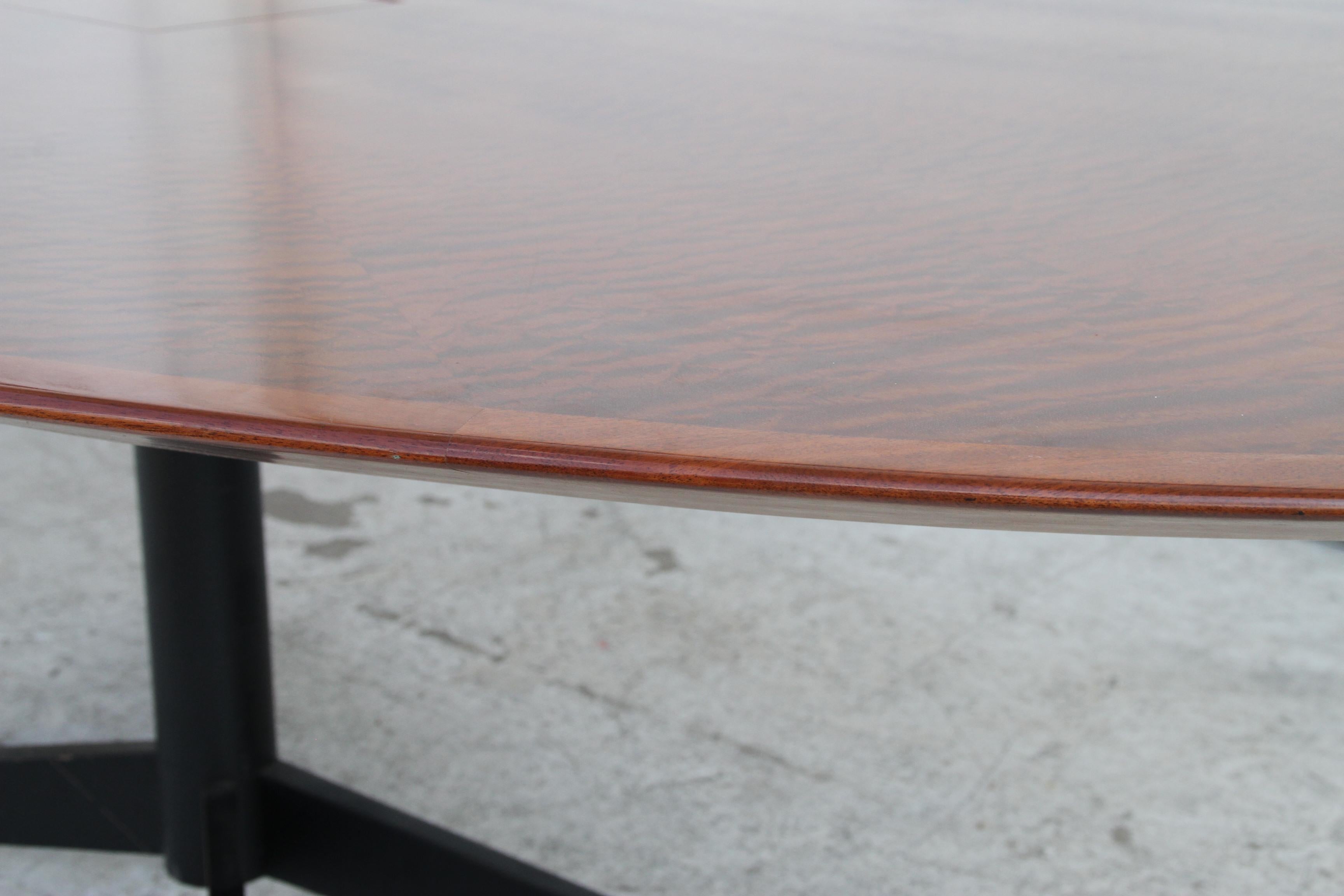 Acier Bureau vintage Florence Knoll avec plateau en érable rouge matelassé en vente