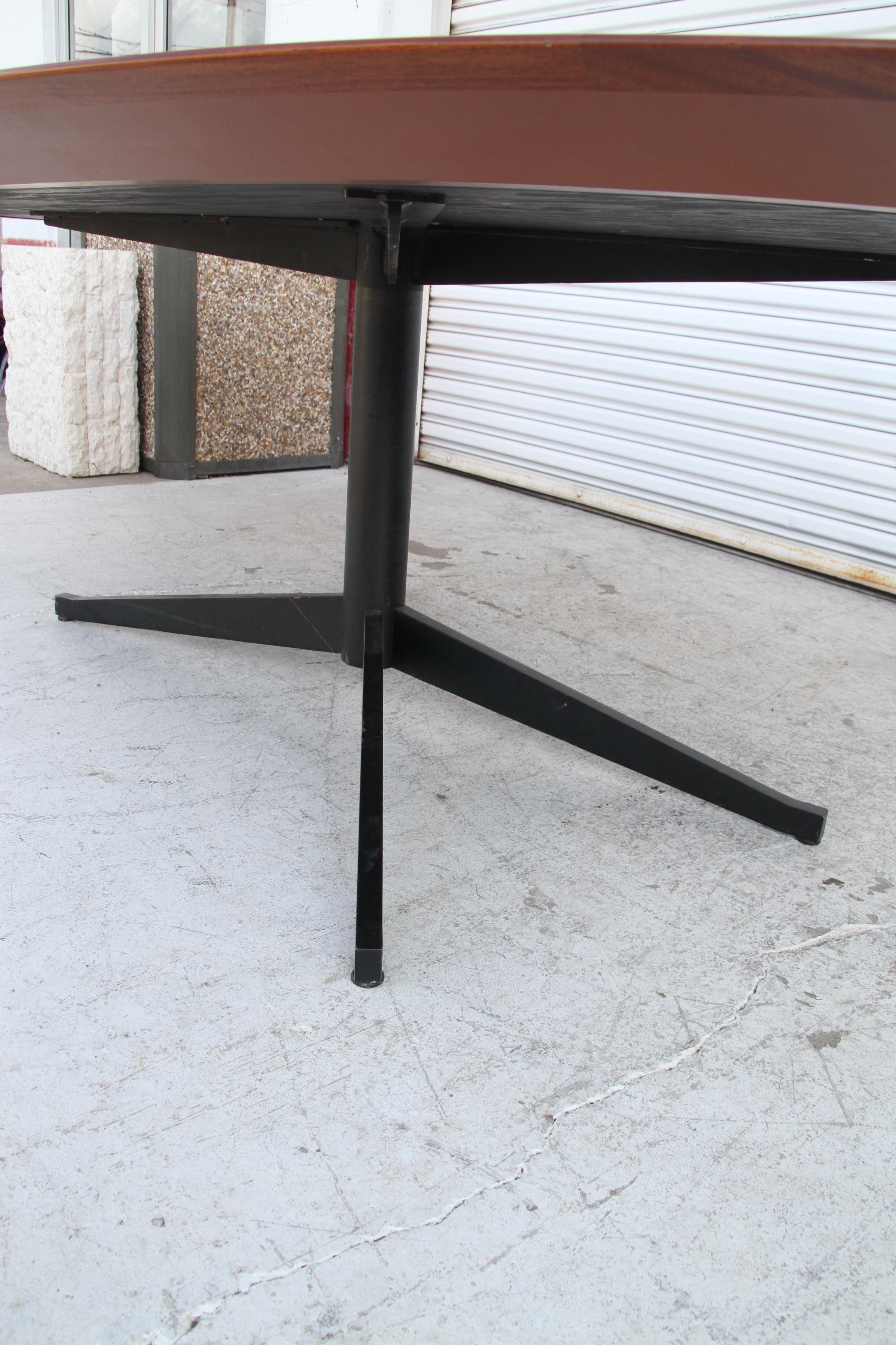 Bureau vintage Florence Knoll avec plateau en érable rouge matelassé en vente 1