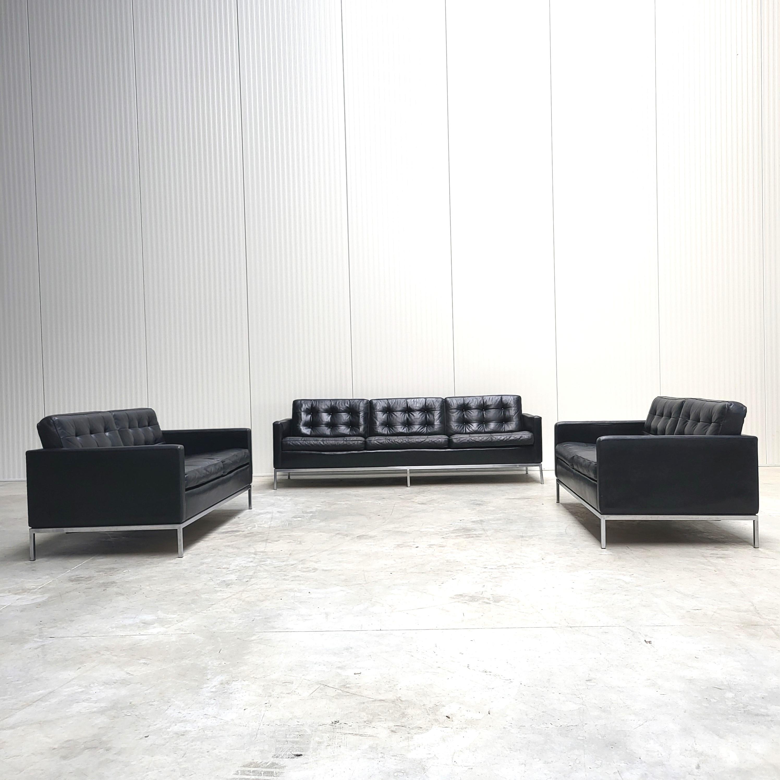 Questo iconico divano da salotto senza tempo è stato progettato nel 1954 da Florence Knoll e prodotto da Knoll International negli anni Ottanta. Il set completo è caratterizzato da un'incredibile pelle nera patinata e molto pregiata.

Il set