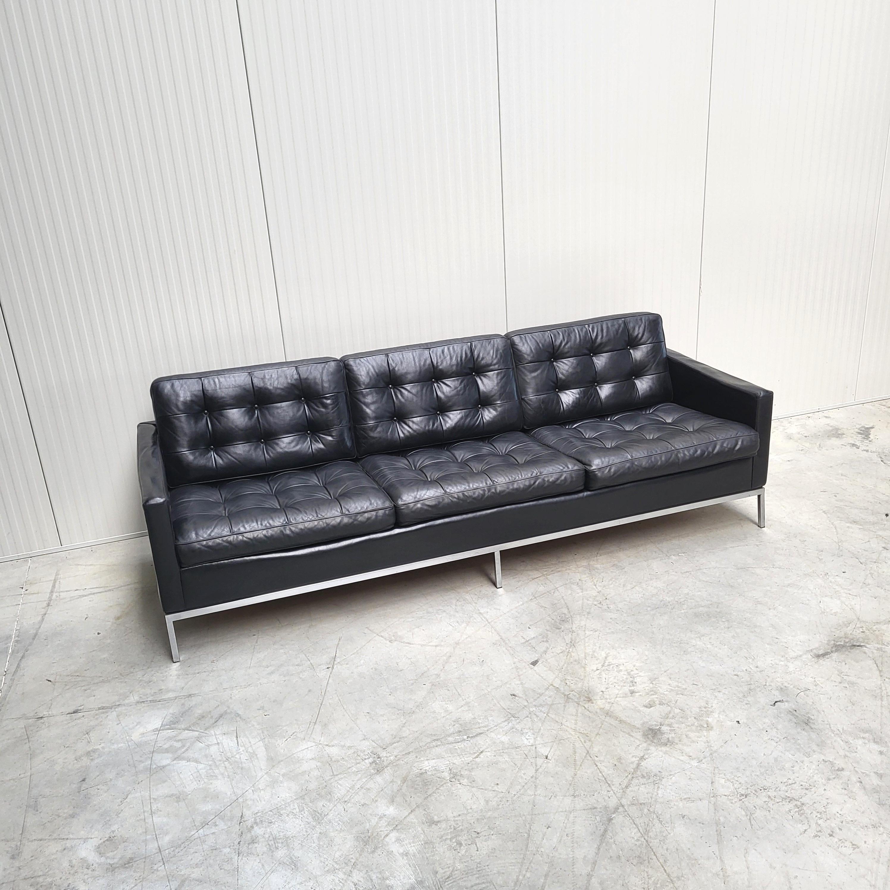 Fatto a mano Gruppo di divani vintage Florence Knoll di Studio A in pelle nera in vendita
