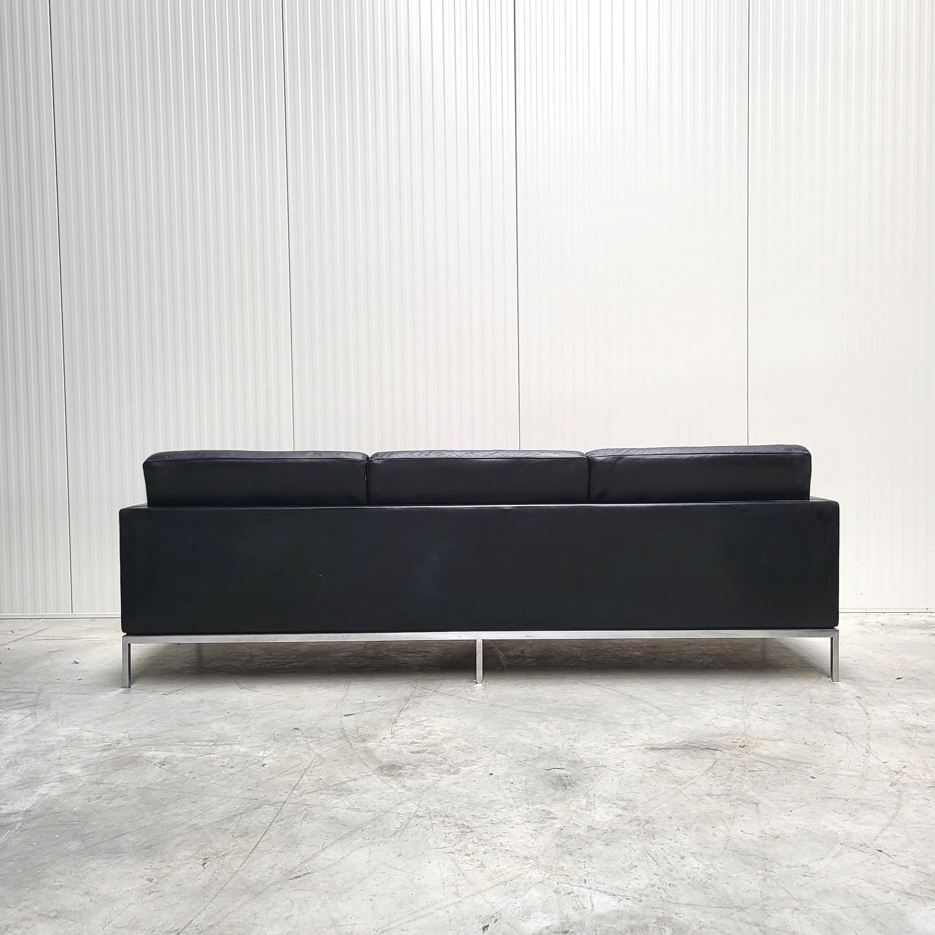 Fine XX secolo Gruppo di divani vintage Florence Knoll di Studio A in pelle nera in vendita