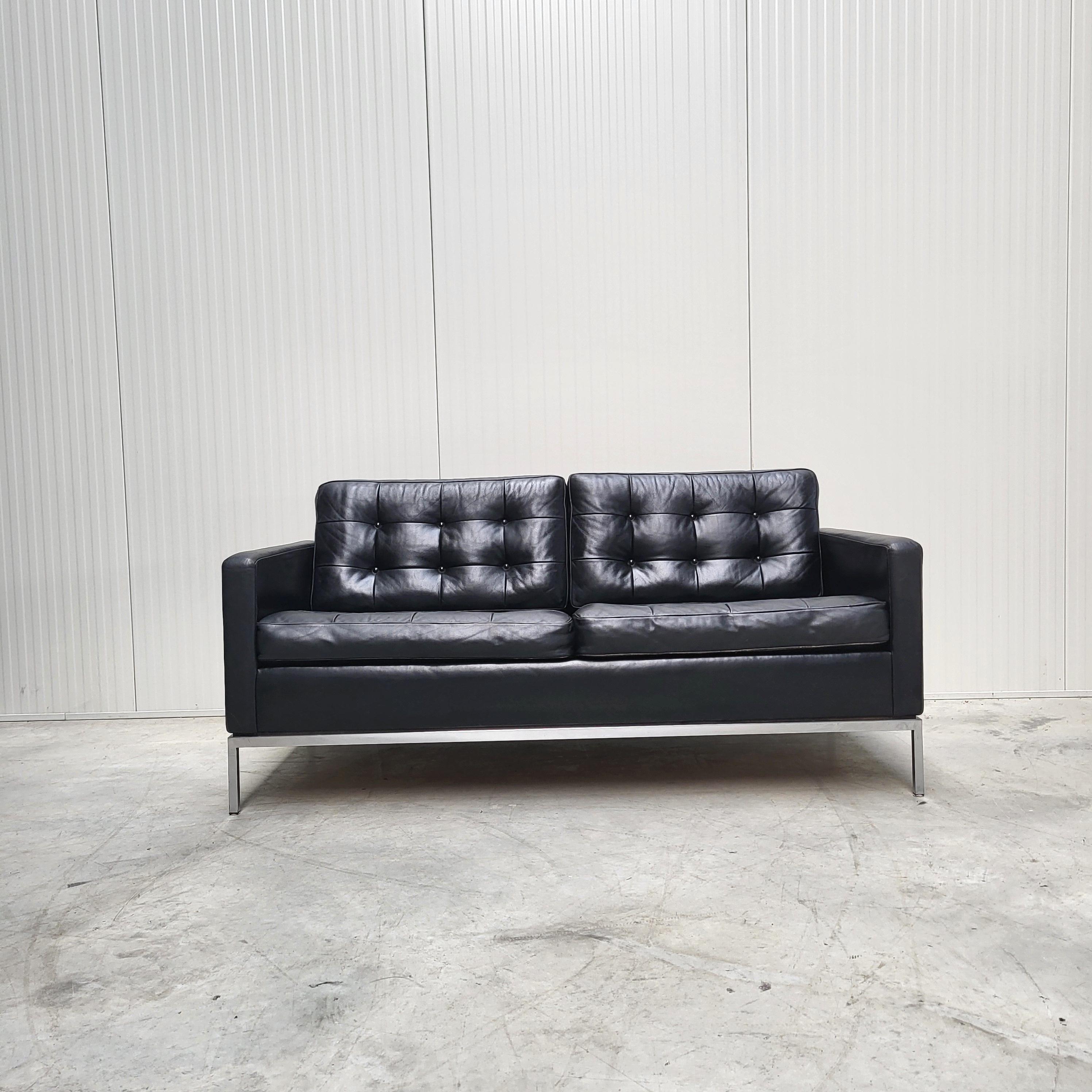 Acciaio inossidabile Gruppo di divani vintage Florence Knoll di Studio A in pelle nera in vendita