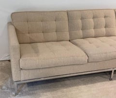 Florence Knoll-Sofa, Chrombeine, getuftete Sitzfläche und Rückenlehne
