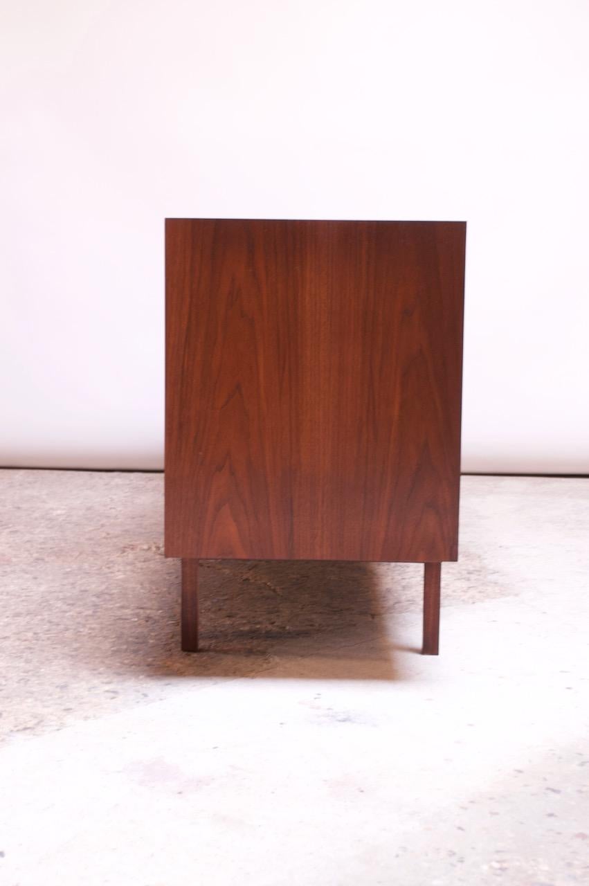 Vintage Florence Knoll White Lacquer and Walnut Credenza / Cabinet Model 541 In Good Condition In Brooklyn, NY