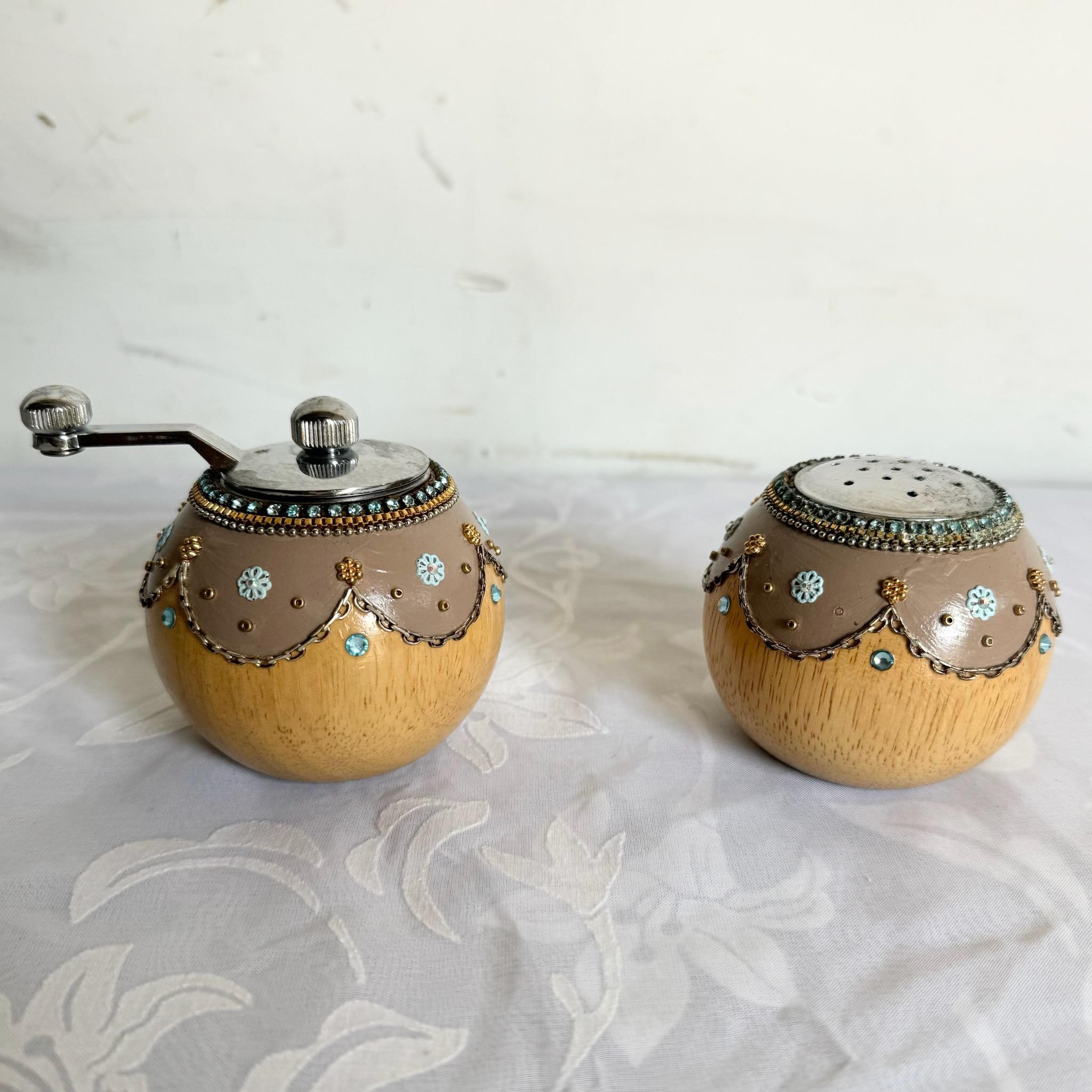 Inconnu Paire de salière et moulin à poivre vintage Florentine, designés à la main en vente