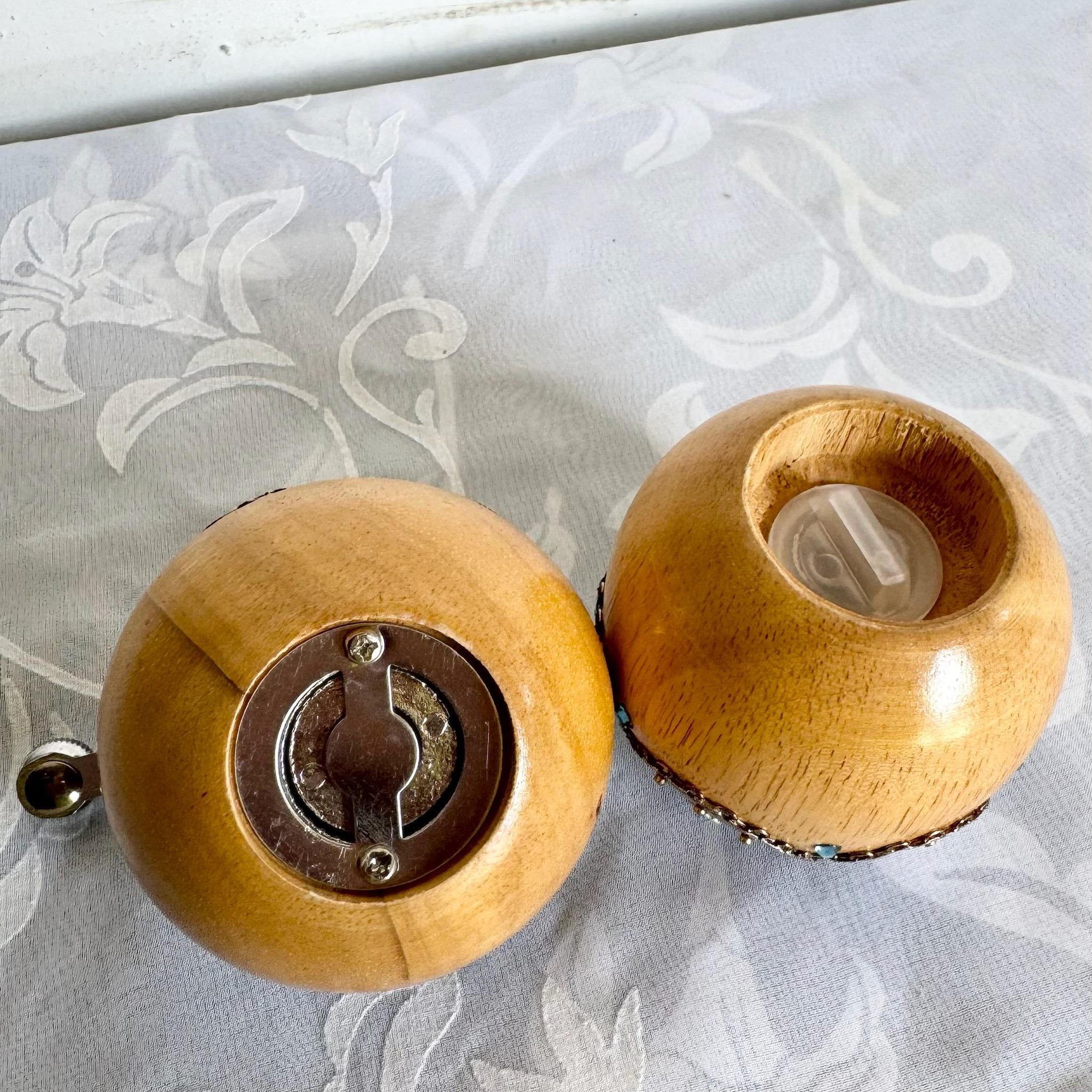 Paire de salière et moulin à poivre vintage Florentine, designés à la main en vente 2