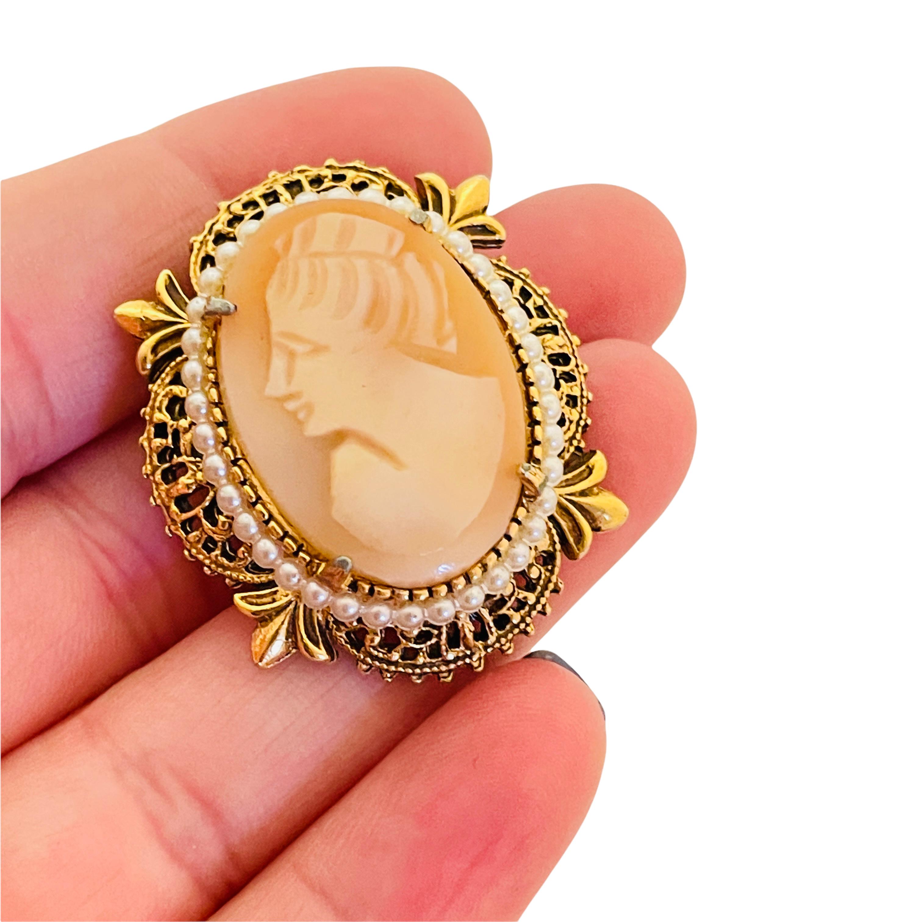 Pendentif broche vintage Florenza en or avec perle camée et perle Pour femmes en vente