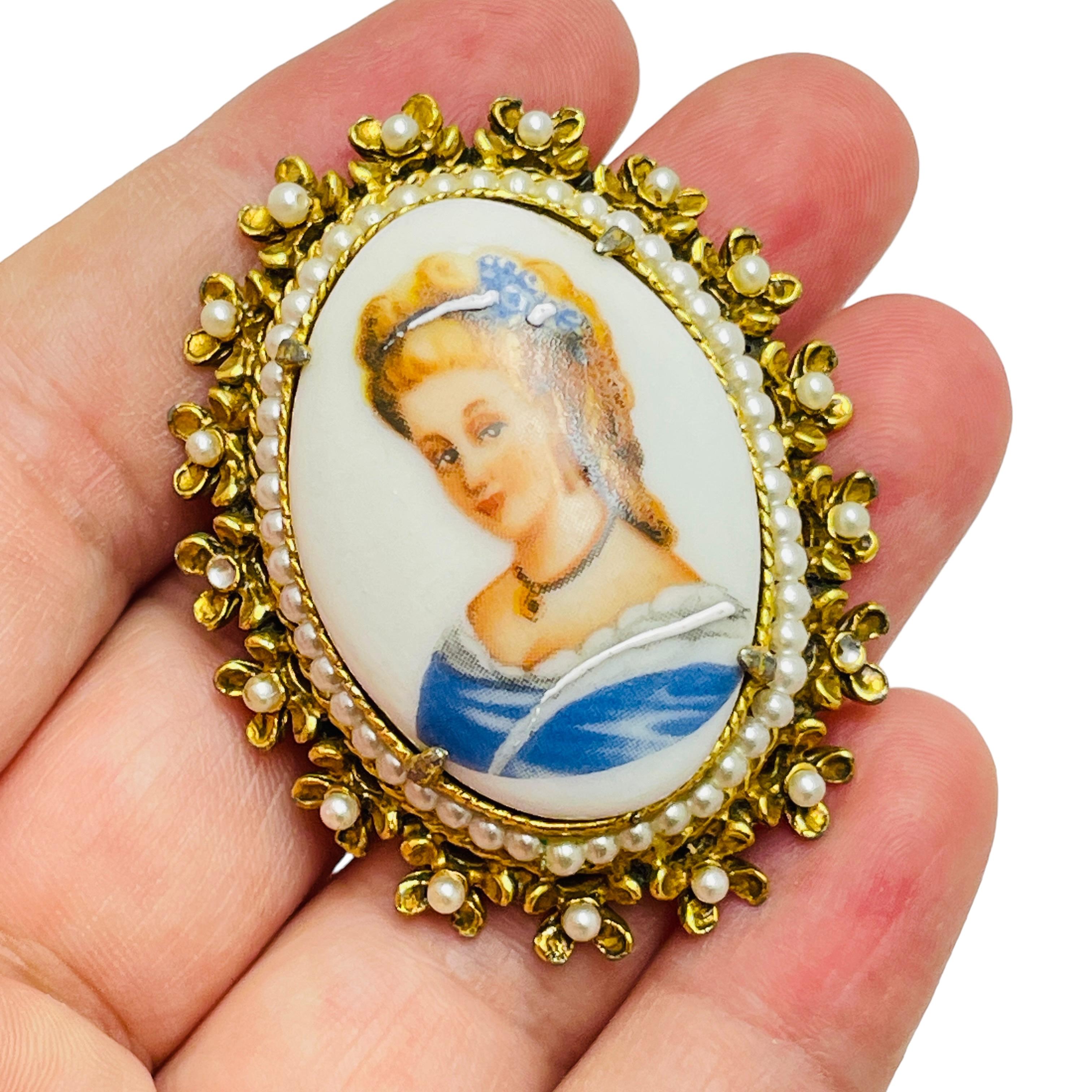 Women's Vintage FLORENZA signed gold tone pearls porcelain designer brooch For Sale