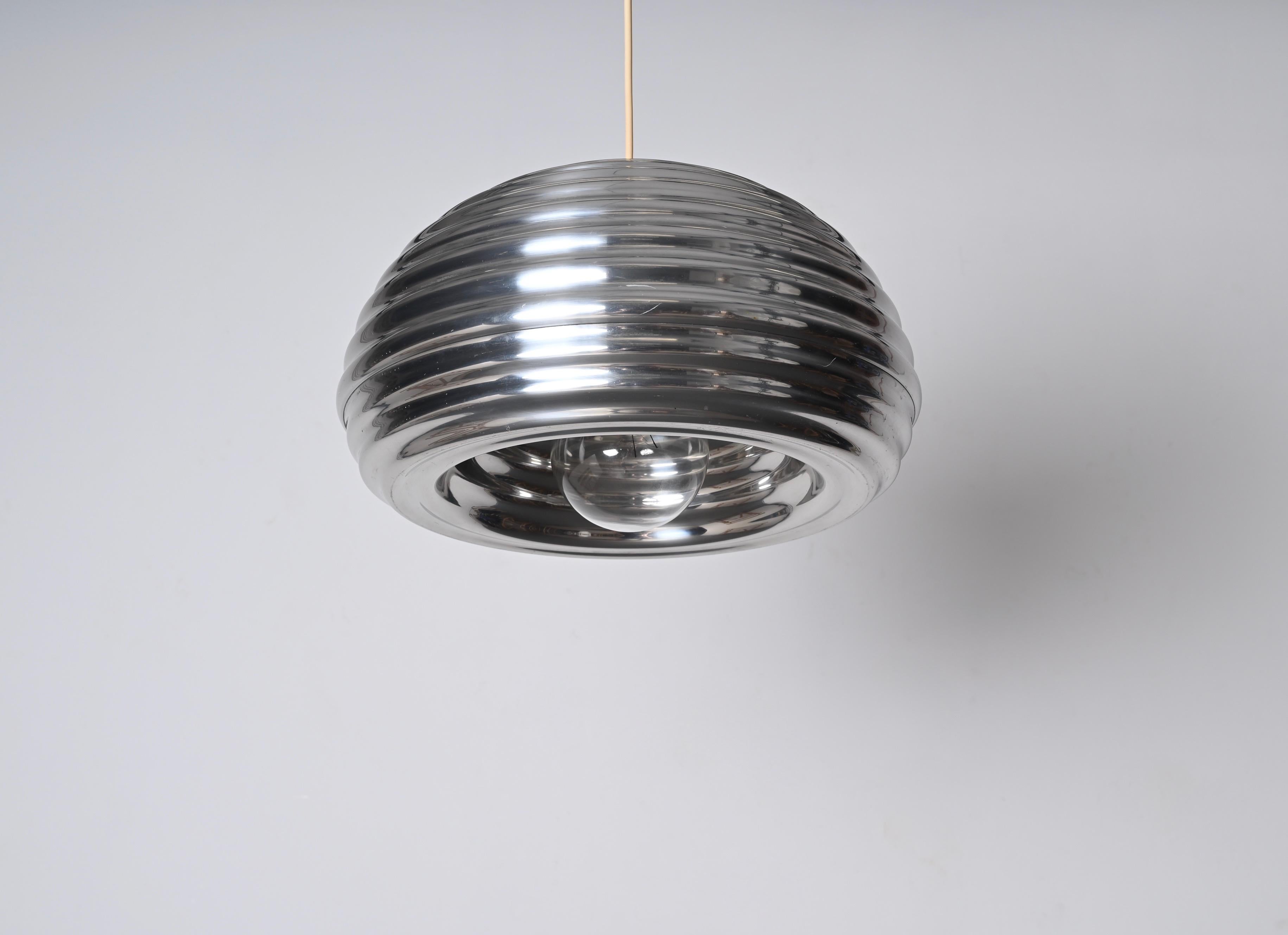 Fantastique lampe suspendue vintage Splugen Brau en aluminium conçue par Achille Castiglioni et produite par Flos dans les années 1960 en Italie. Ce joli pendentif possède encore son autocollant d'origine signé par Flos.

Cette magnifique suspension