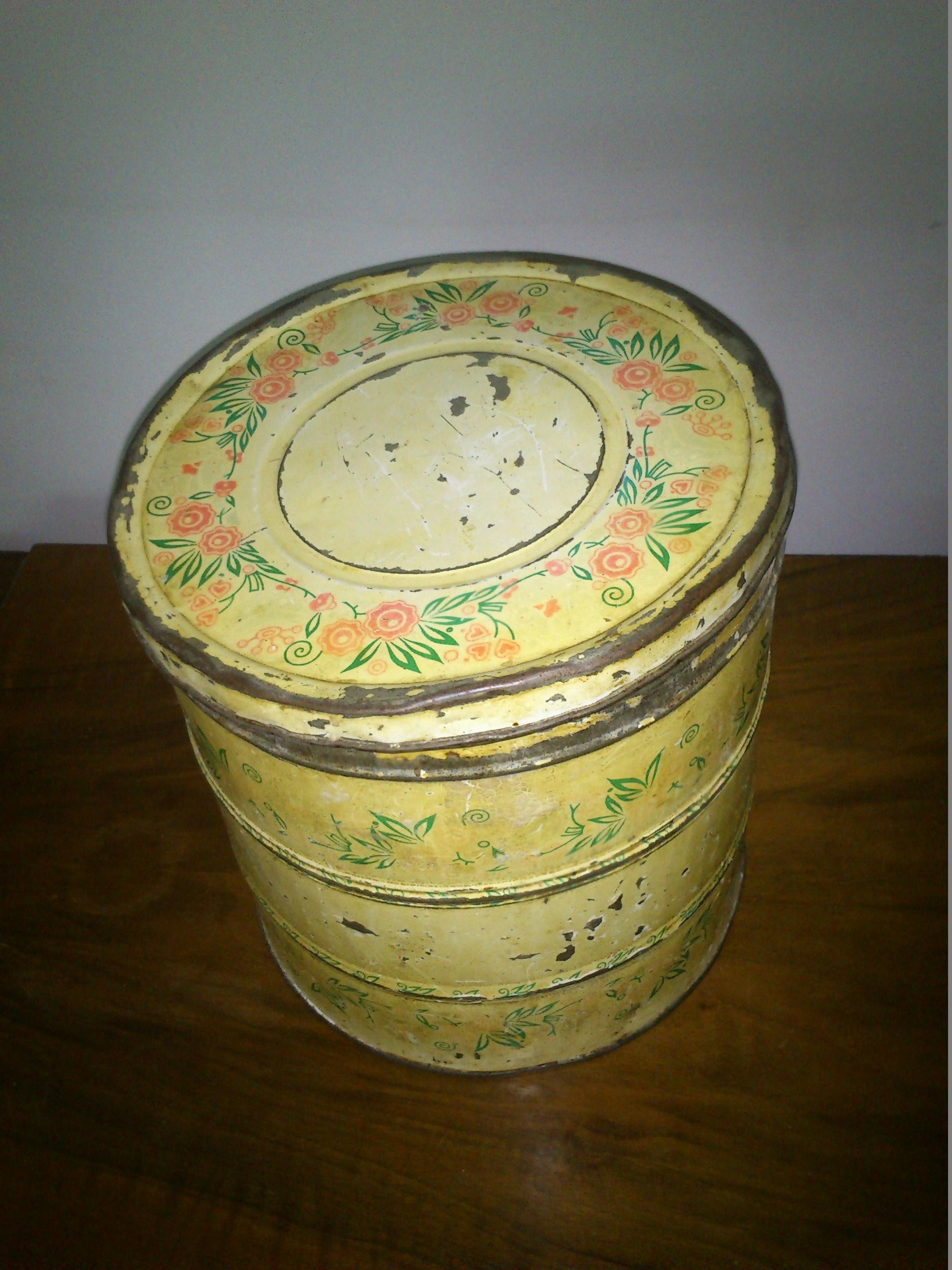 Vintage flour bin

Ships from Hungary
Measures: Height 7.87 in
Diameter 7.48 in.
