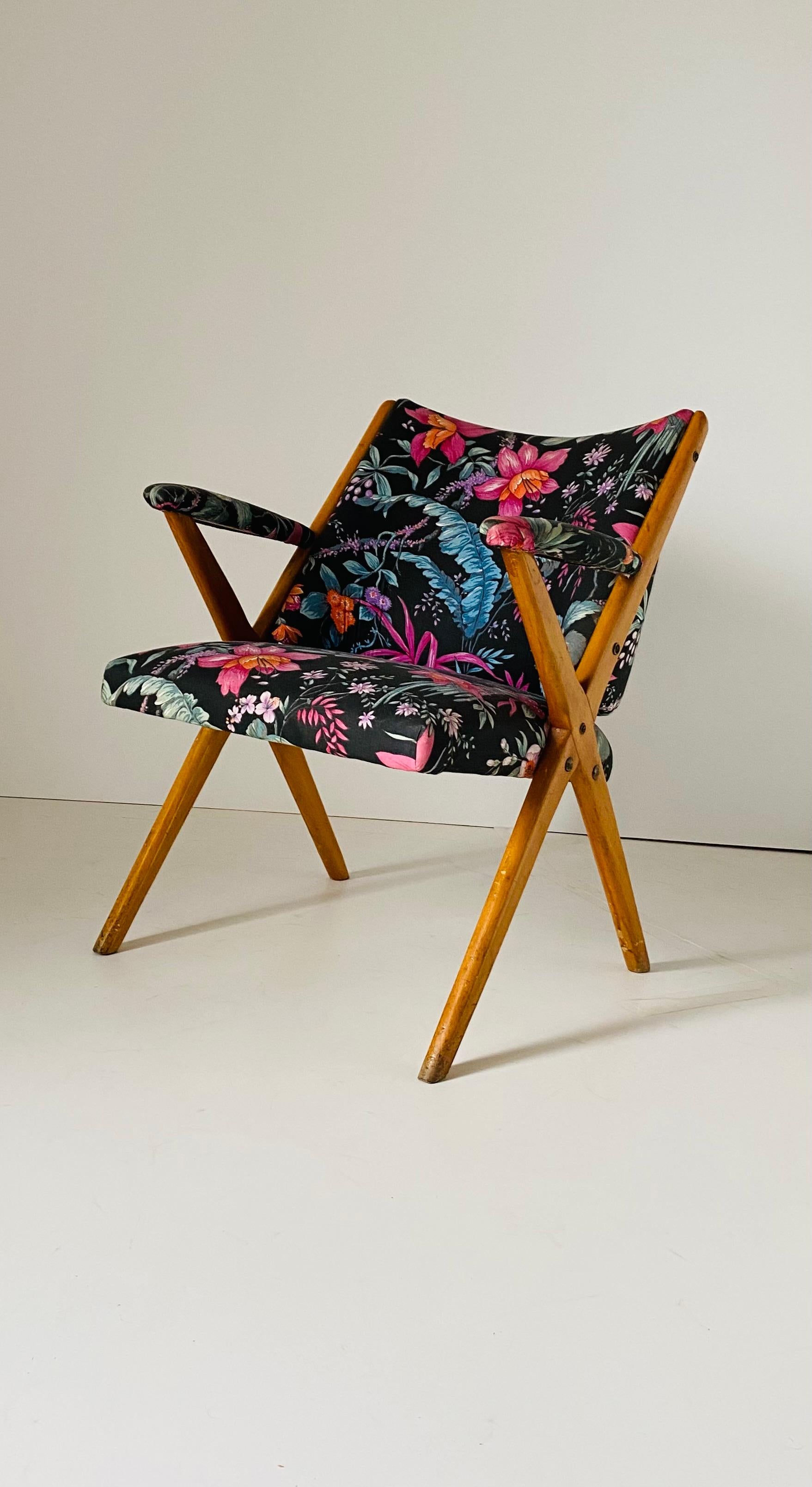 Moderner Dal Vera-Sessel aus der Mitte des Jahrhunderts mit Blumenmuster, Italien 1960er Jahre

Ein schöner Sessel aus Holz und Stoff aus den 1960er Jahren. Italienischer Stuhl aus der Mitte des Jahrhunderts, hergestellt von Dal Vera.