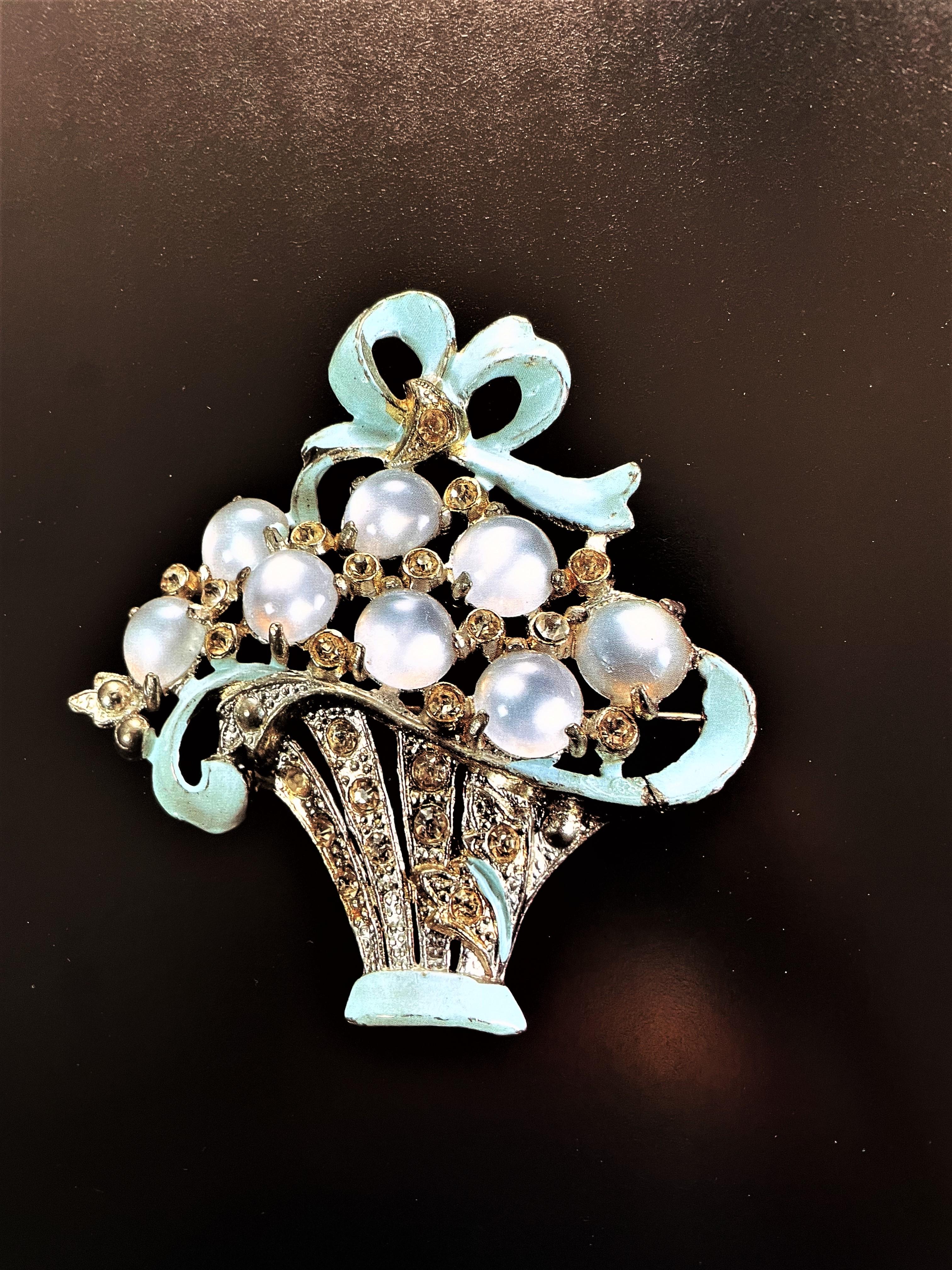 Vintage flower basket brooch rhinestones, rhodium, moonstones  USA late 1930s  For Sale 3