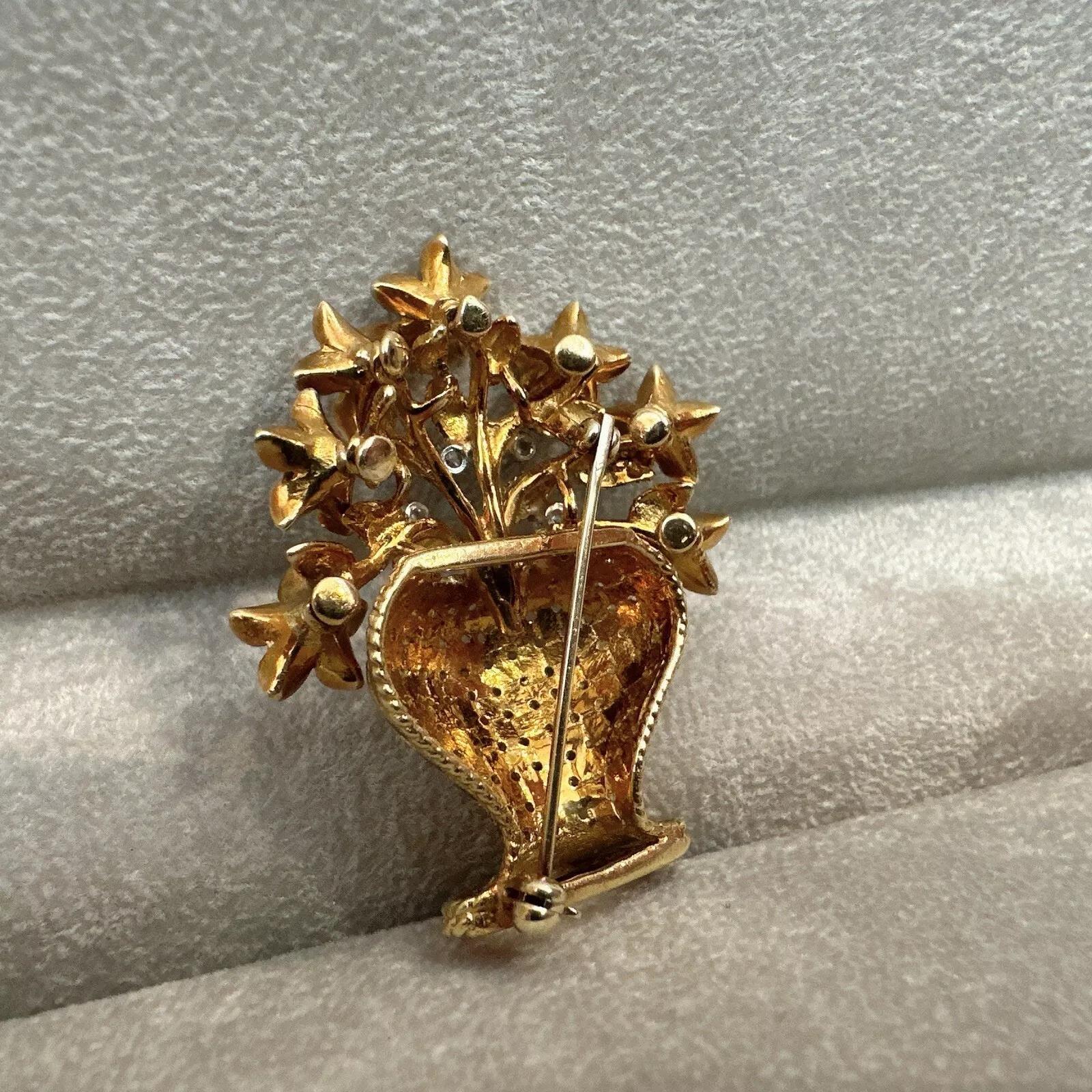 Vintage Flower Basket Brooch with Diamonds in 18k Yellow Gold For Sale 1