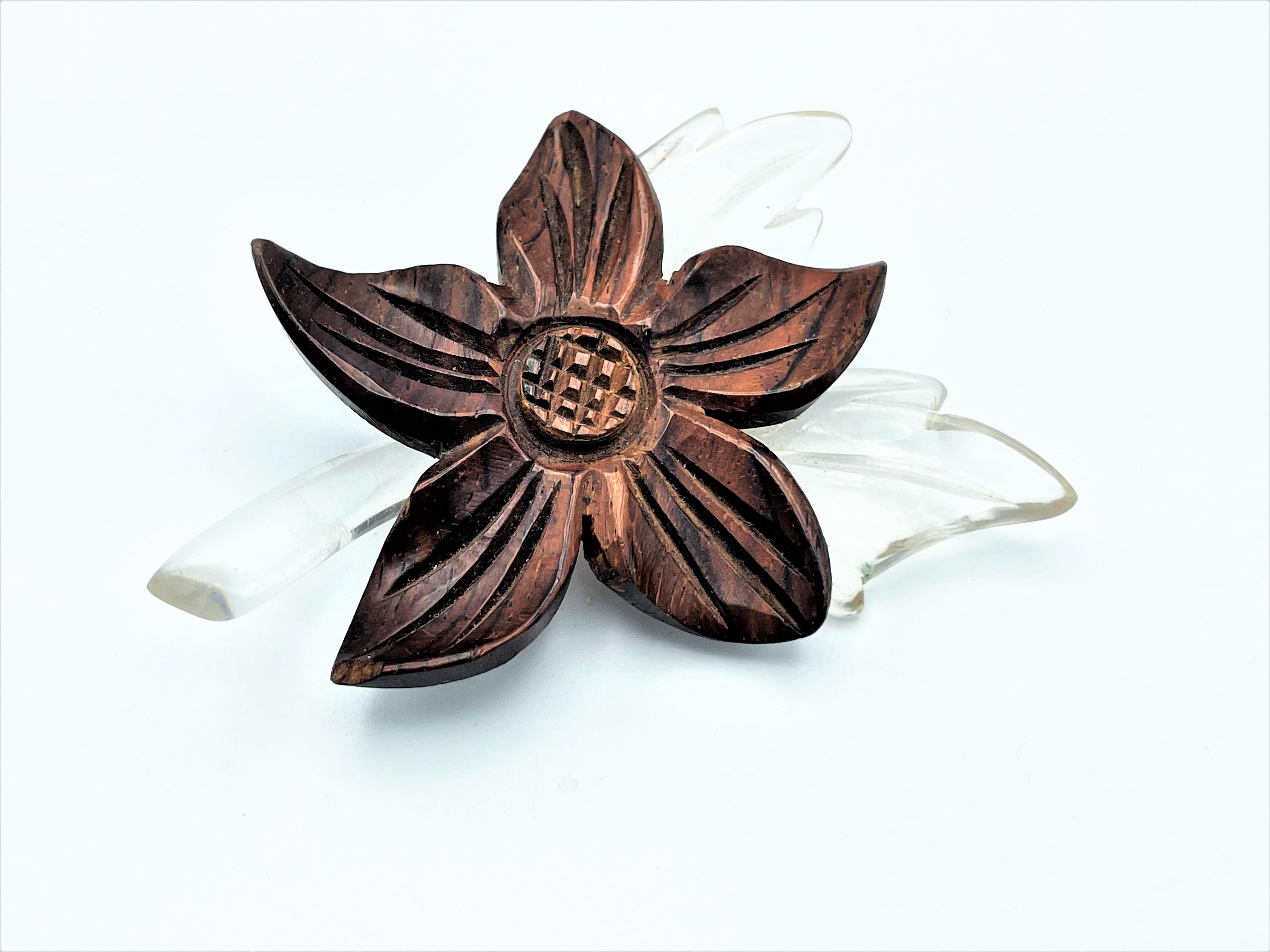 Blumenbrosche im Vintage-Stil aus Lucite und geschliffenem Holz aus den 1930er Jahren, USA im Zustand „Gut“ im Angebot in Stuttgart, DE