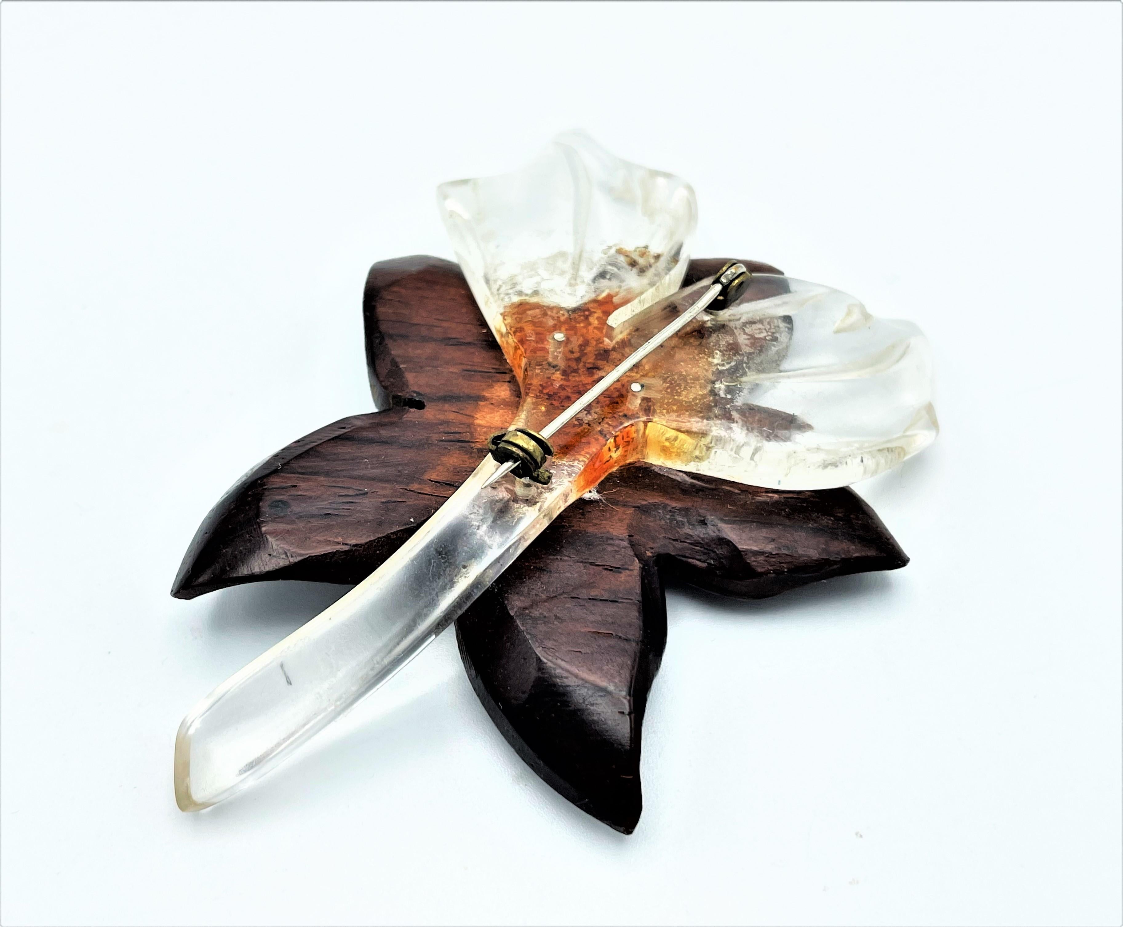 Artisan Vintage flower brooch made of Lucite and cut wood from the 1930s USA For Sale