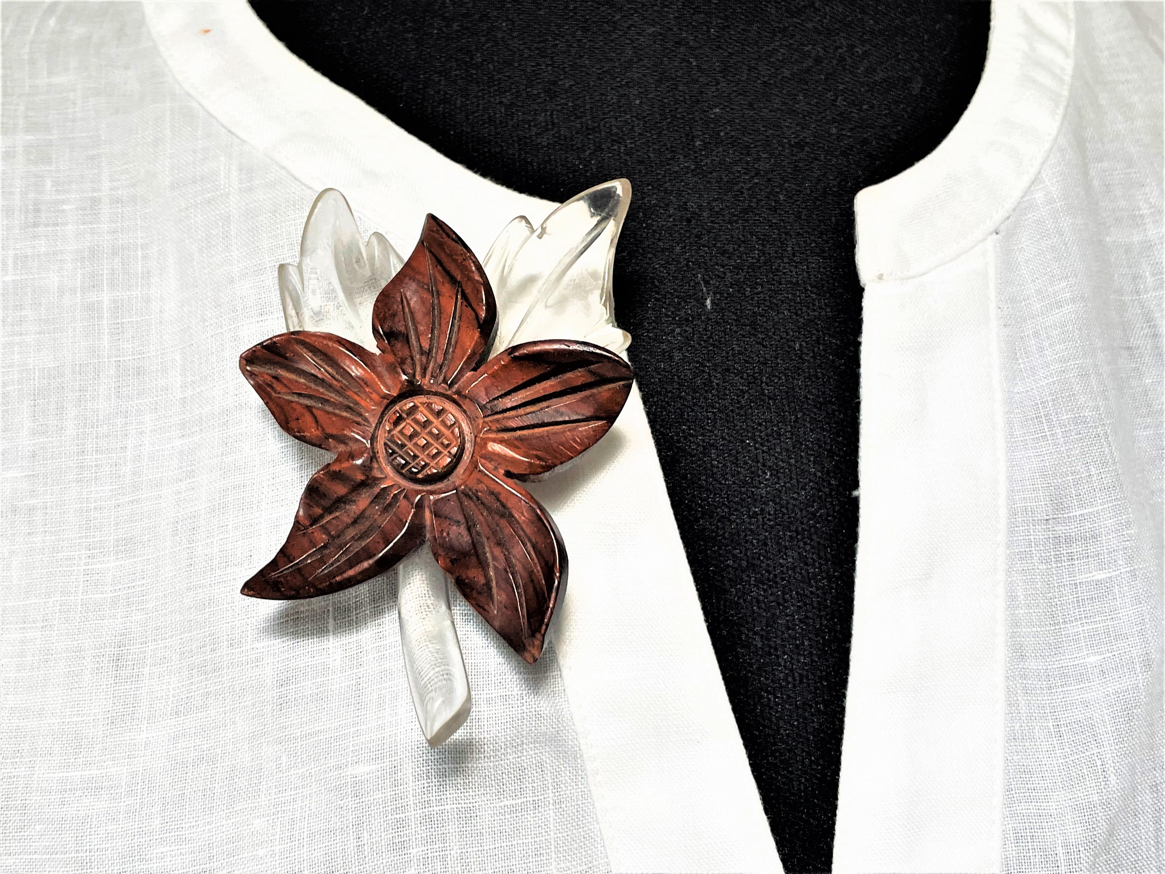 Vintage flower brooch made of Lucite and cut wood from the 1930s USA In Good Condition For Sale In Stuttgart, DE