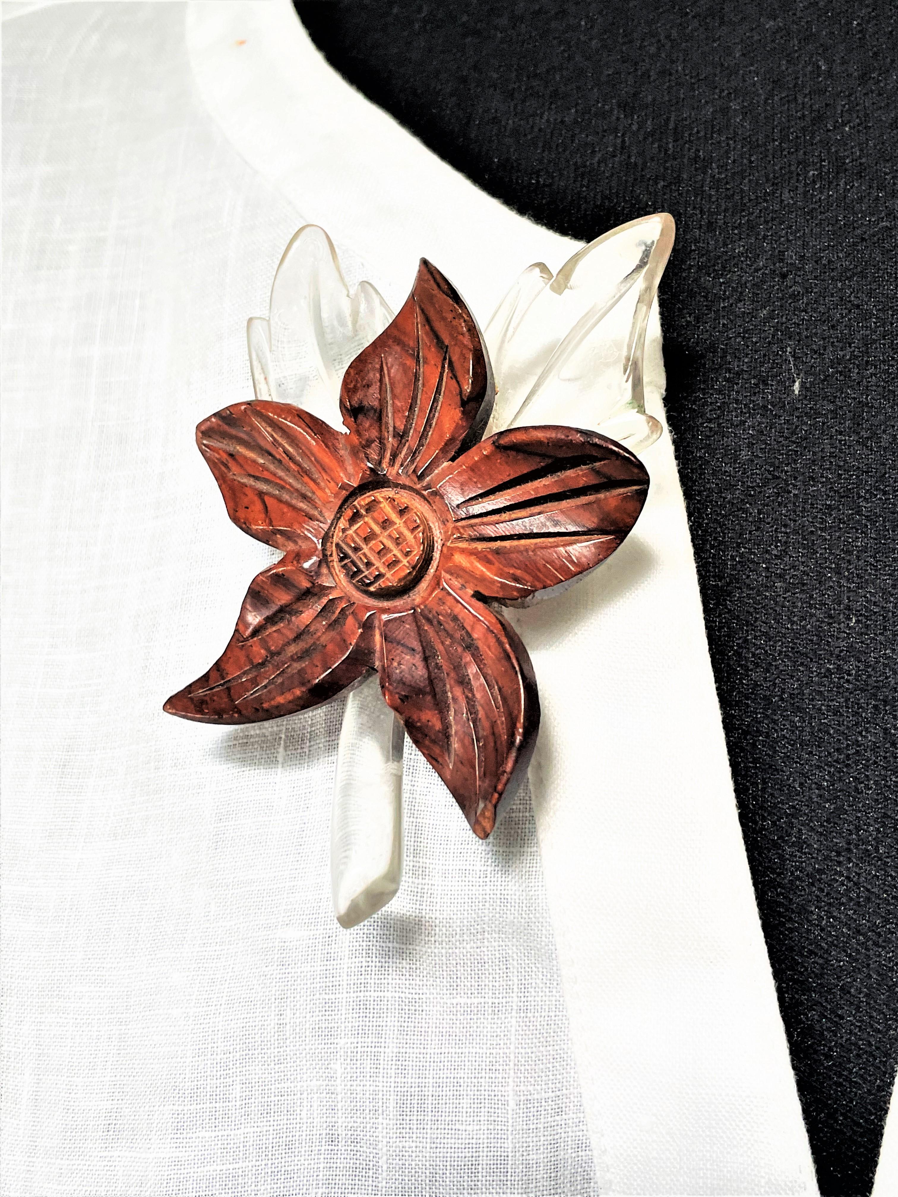 Women's or Men's Vintage flower brooch made of Lucite and cut wood from the 1930s USA For Sale