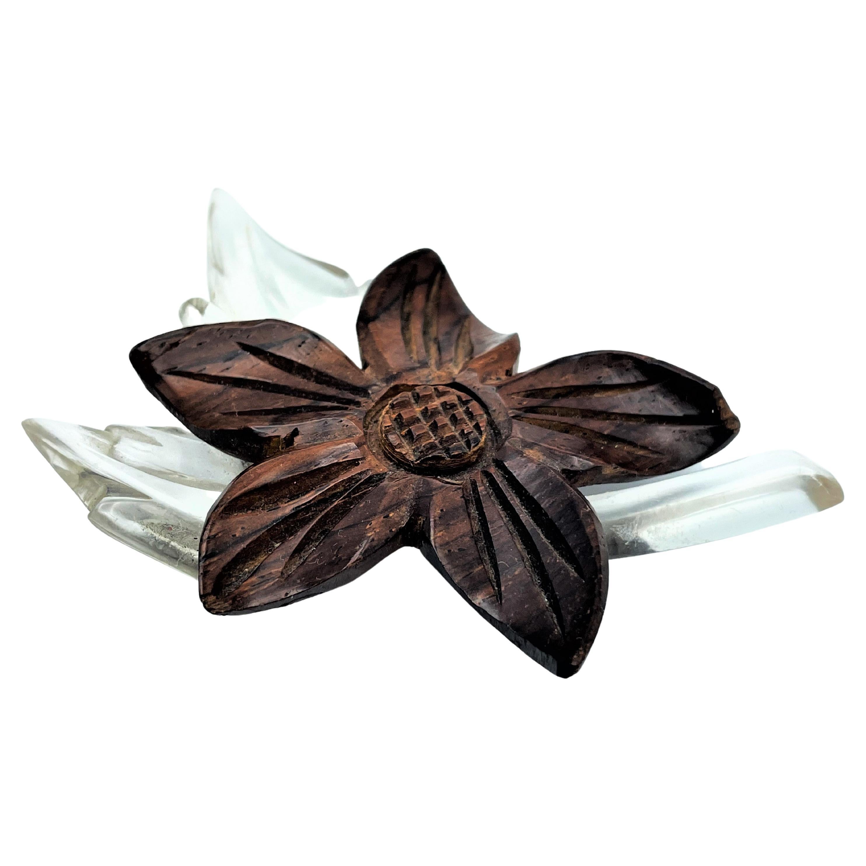 Broche de flor vintage de Lucite y madera tallada de los años 30 EE.UU.