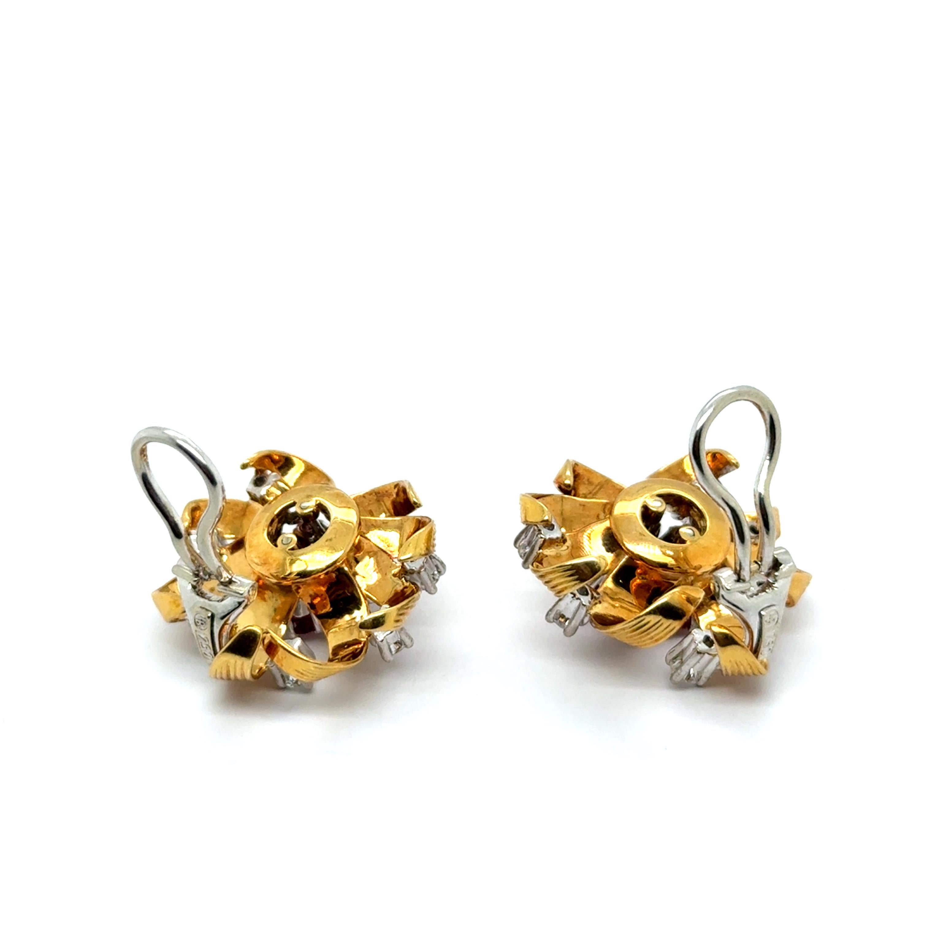 Vintage Flower Clip-on Earrings in 18 Karat Gold with Rubies and Diamonds For Sale 4