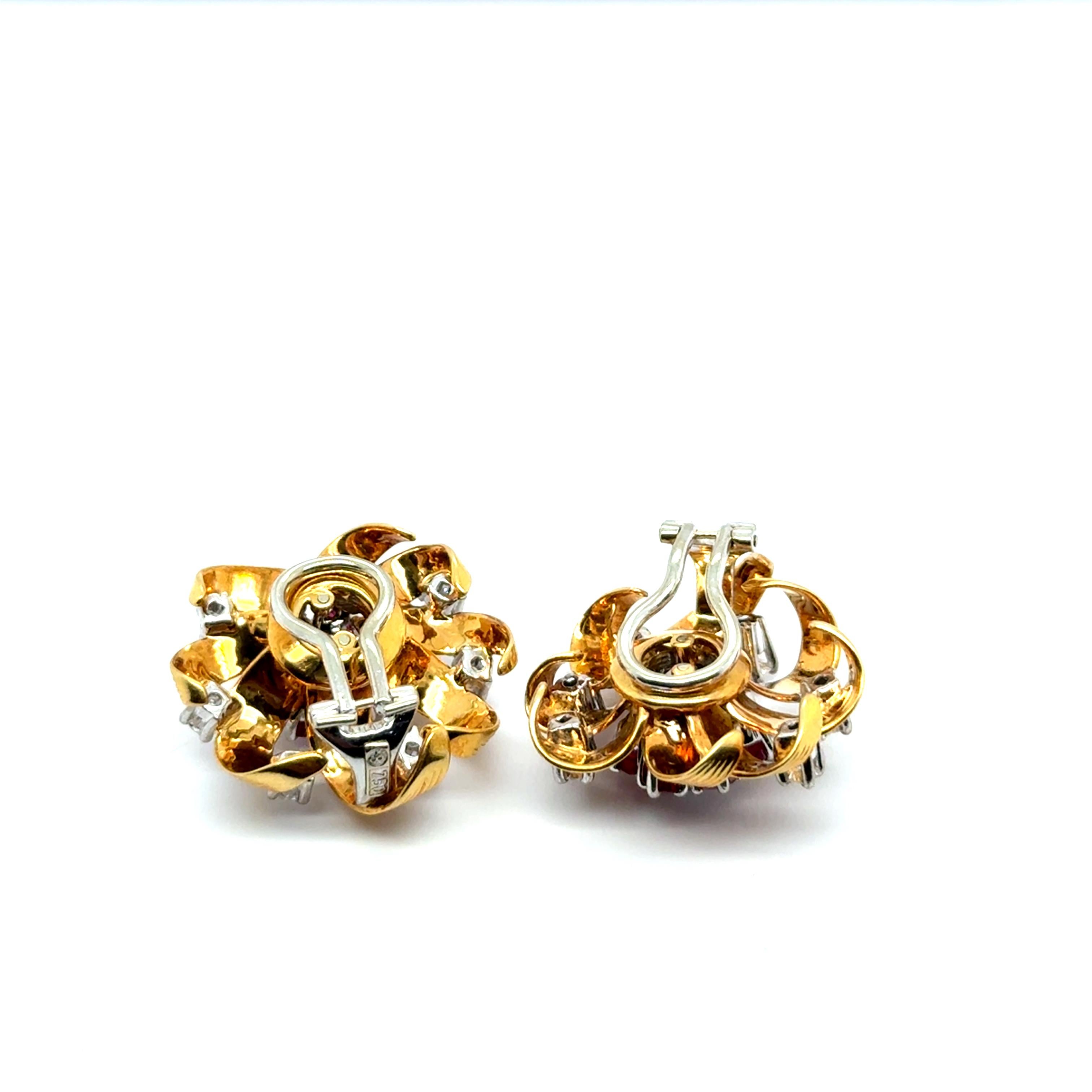 Vintage Flower Clip-on Earrings in 18 Karat Gold with Rubies and Diamonds For Sale 5