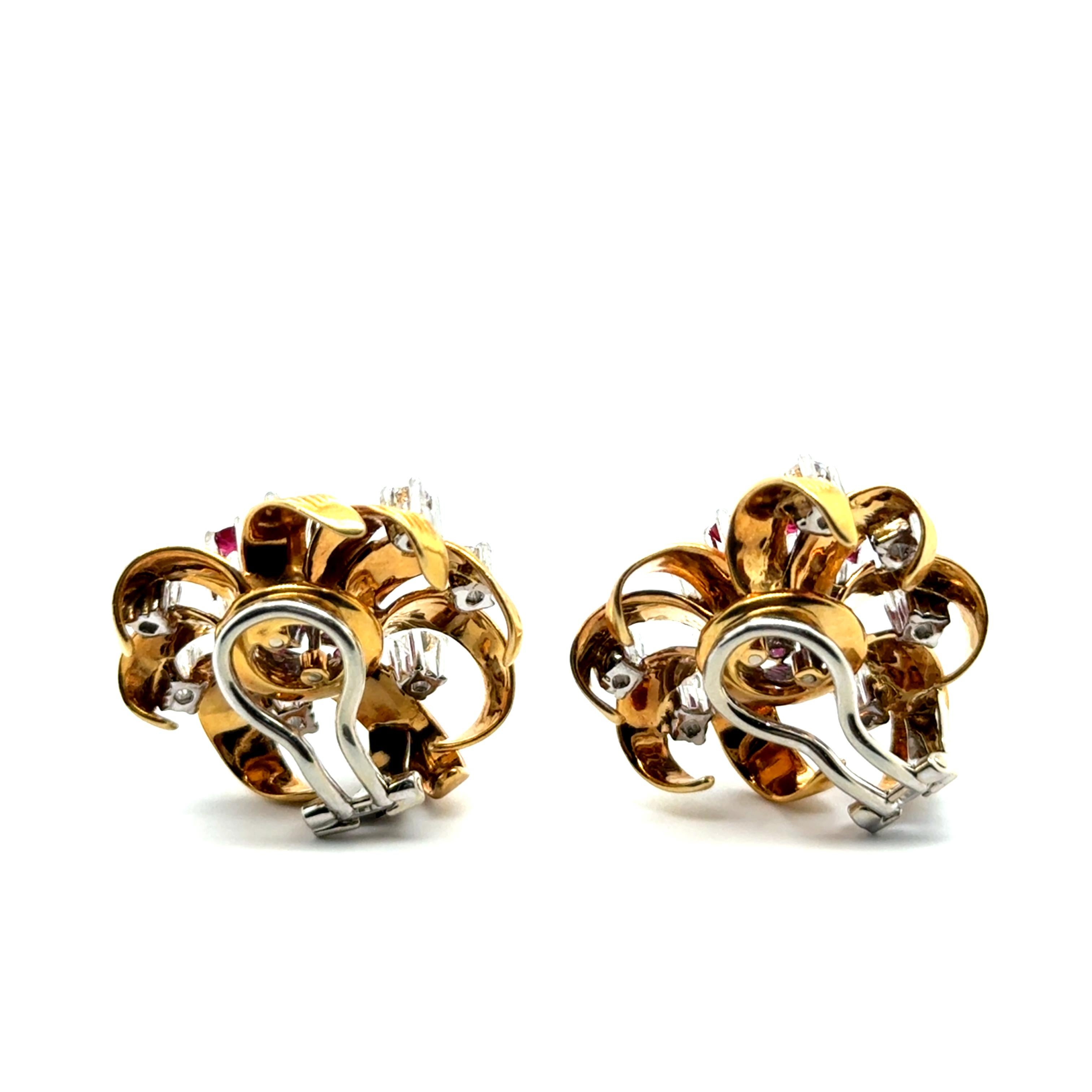 Vintage Flower Clip-on Earrings in 18 Karat Gold with Rubies and Diamonds For Sale 7