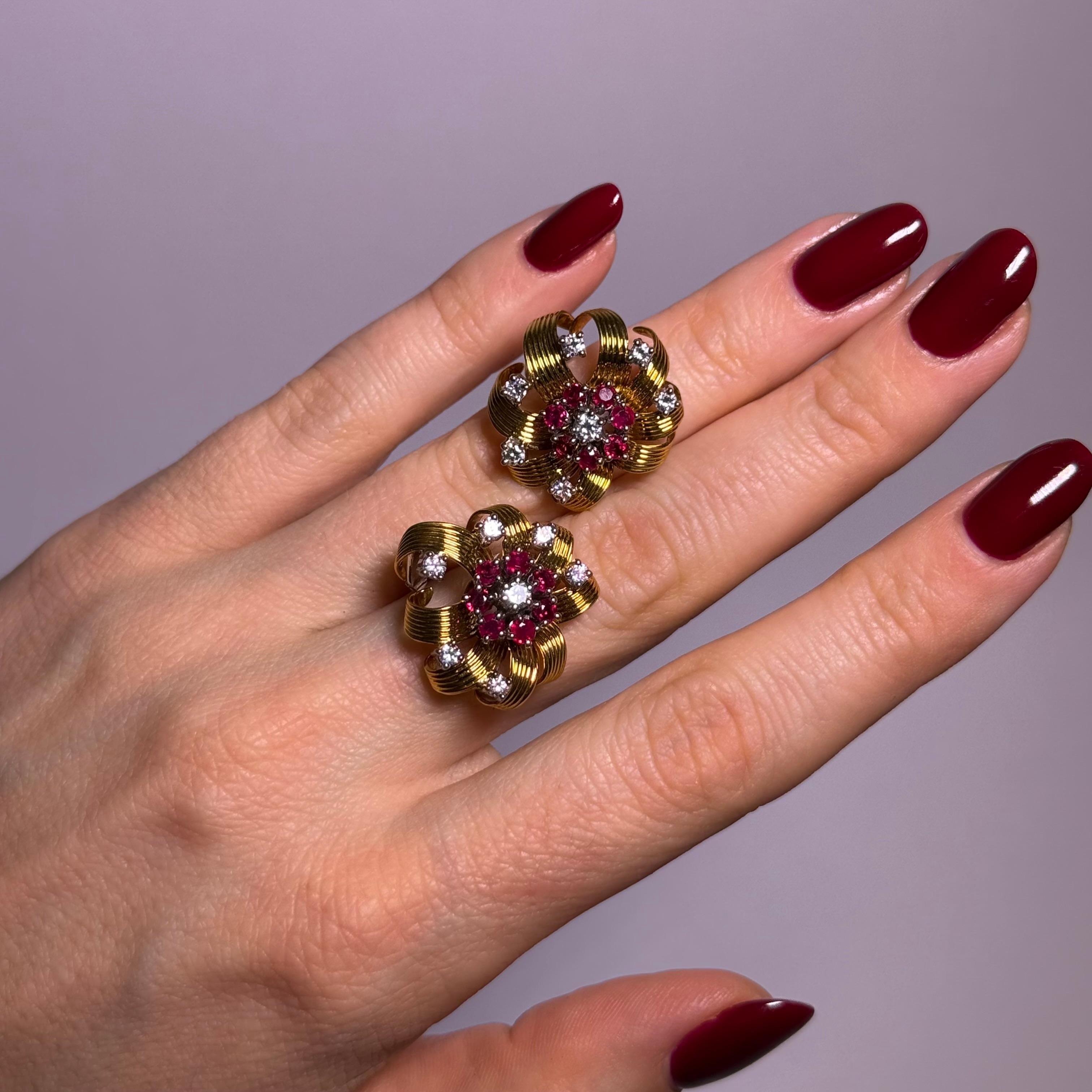 Vintage Flower Clip-on Earrings in 18 Karat Gold with Rubies and Diamonds In Good Condition For Sale In Lucerne, CH