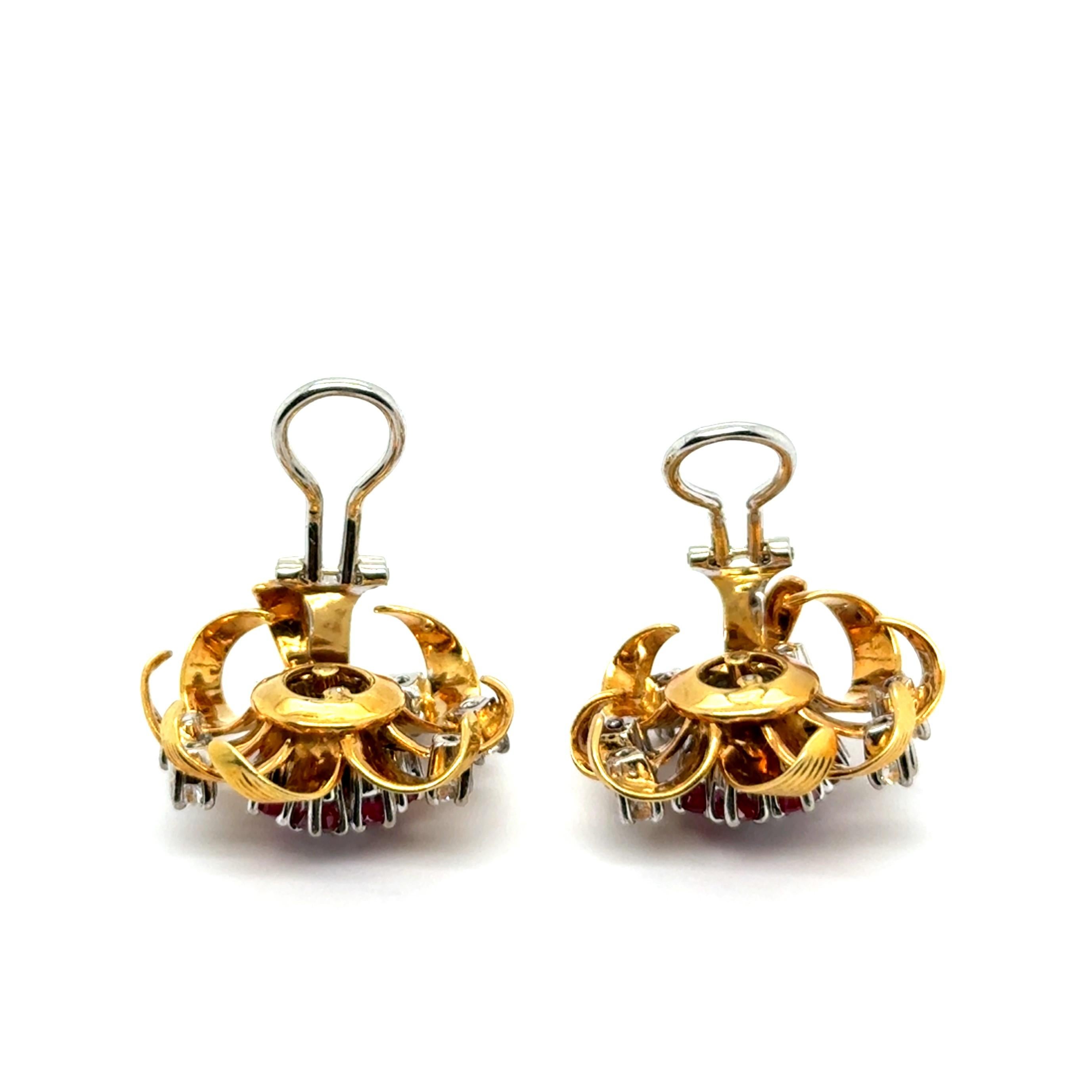 Vintage Flower Clip-on Earrings in 18 Karat Gold with Rubies and Diamonds For Sale 3