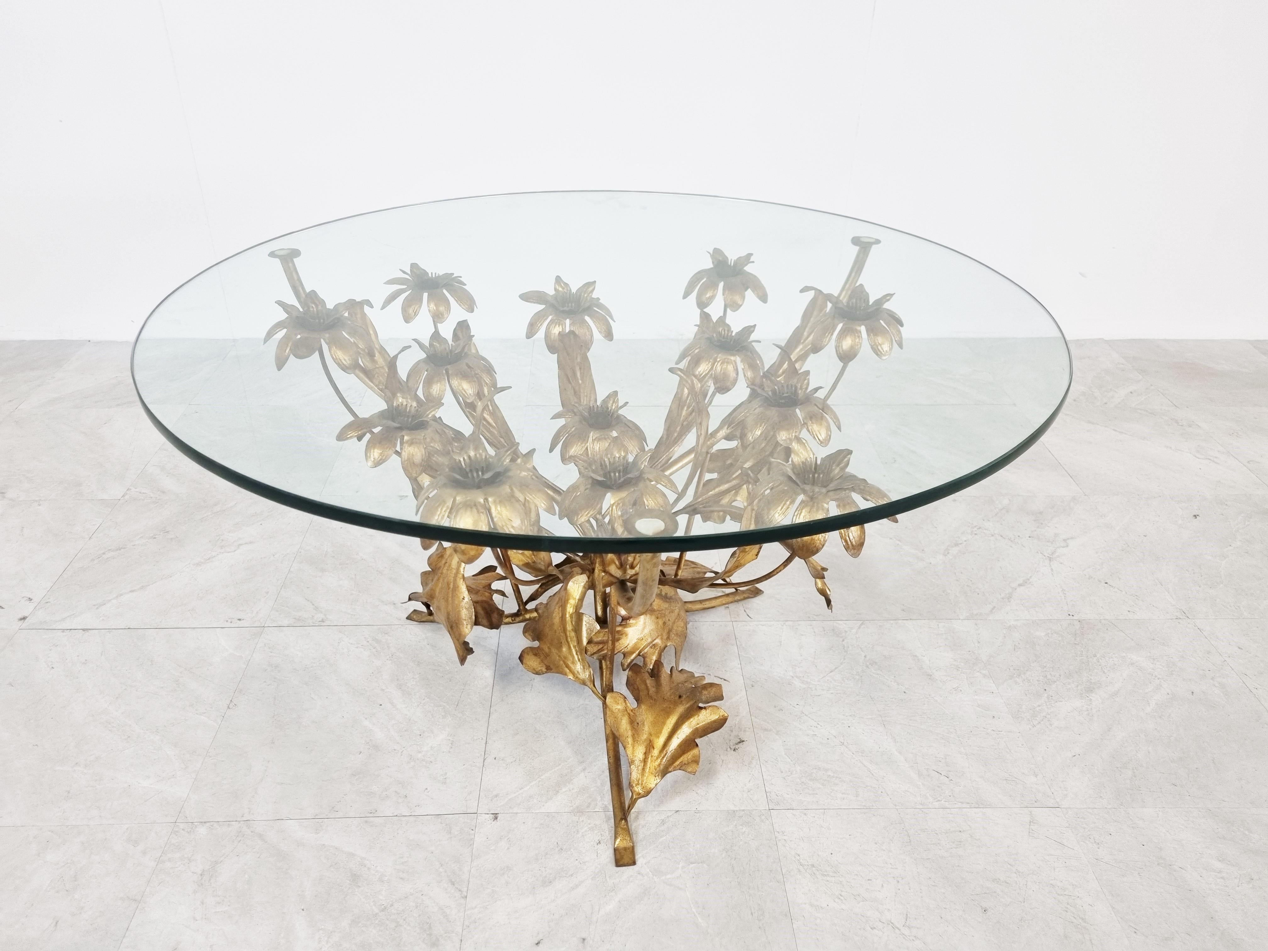 Charming metal flower coffee table with a round clear glass top.

The table was manufactured in italy.

Beautiful elegant look which brings a touch of nature inside your home. 

Good condition, some paint loss.

1960s - Italy

Measures: