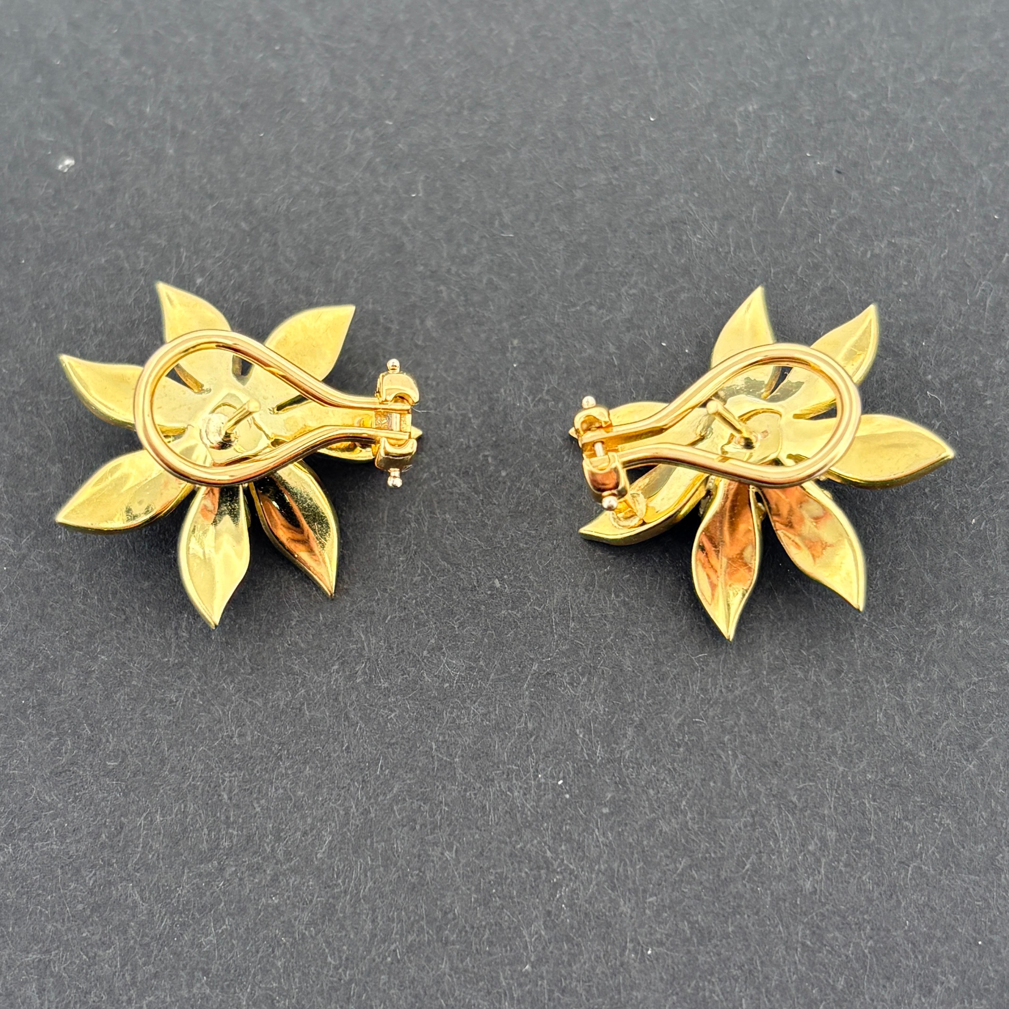 Vintage Large Flower Earrings in 18k Yellow Gold & Diamond In Good Condition For Sale In Orlando, FL