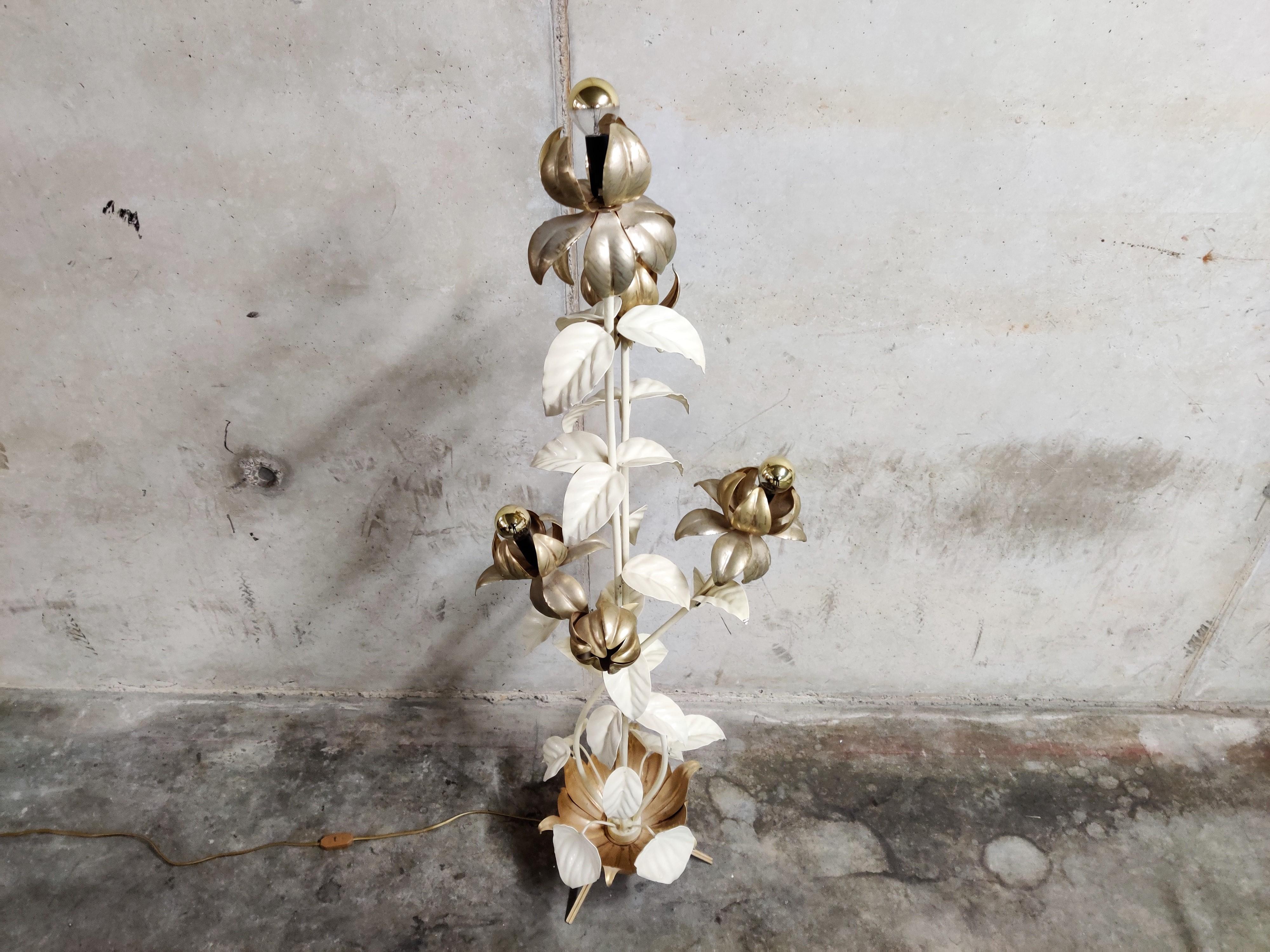 Midcentury Italian gilt metal flower floor lamp in the style of Hans Kögl.

The lamp consist of gilt metal and white enameled flowers/leafs

The floor lamp emits an amazing light.

Very good condition.

Comes with a foot switch.

Tested