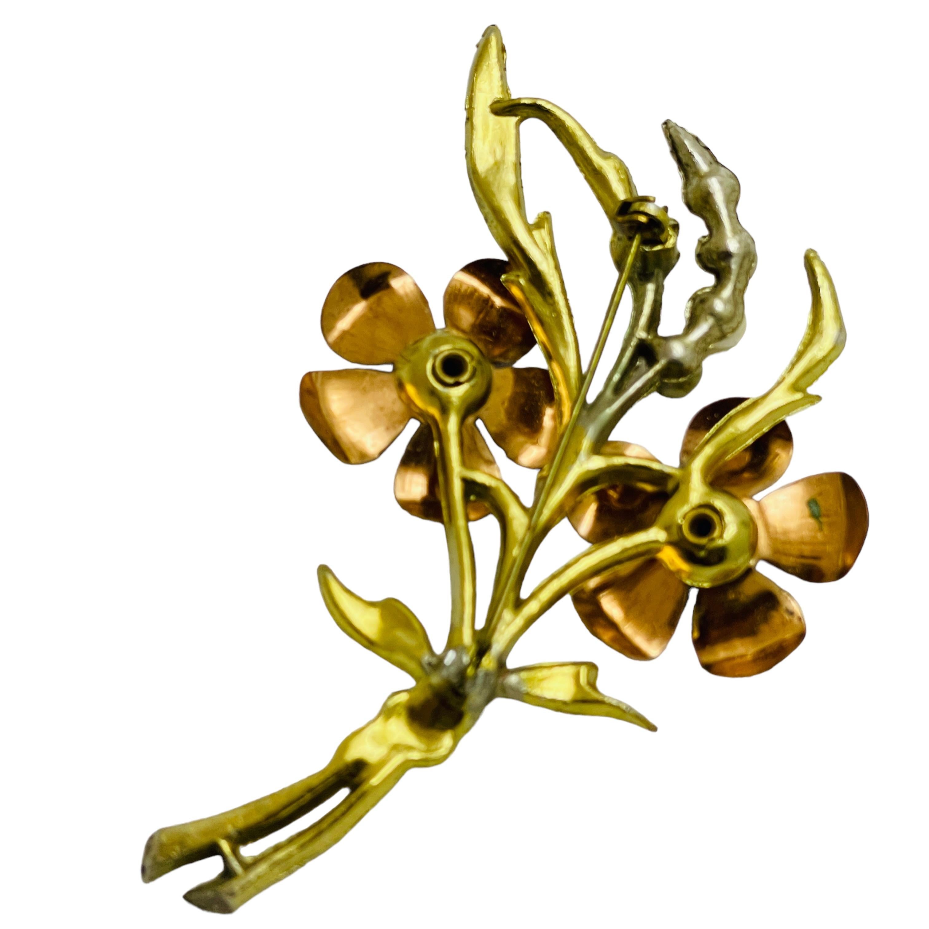 Vintage flower gold silver tone pearl glass designer brooch In Good Condition For Sale In Palos Hills, IL