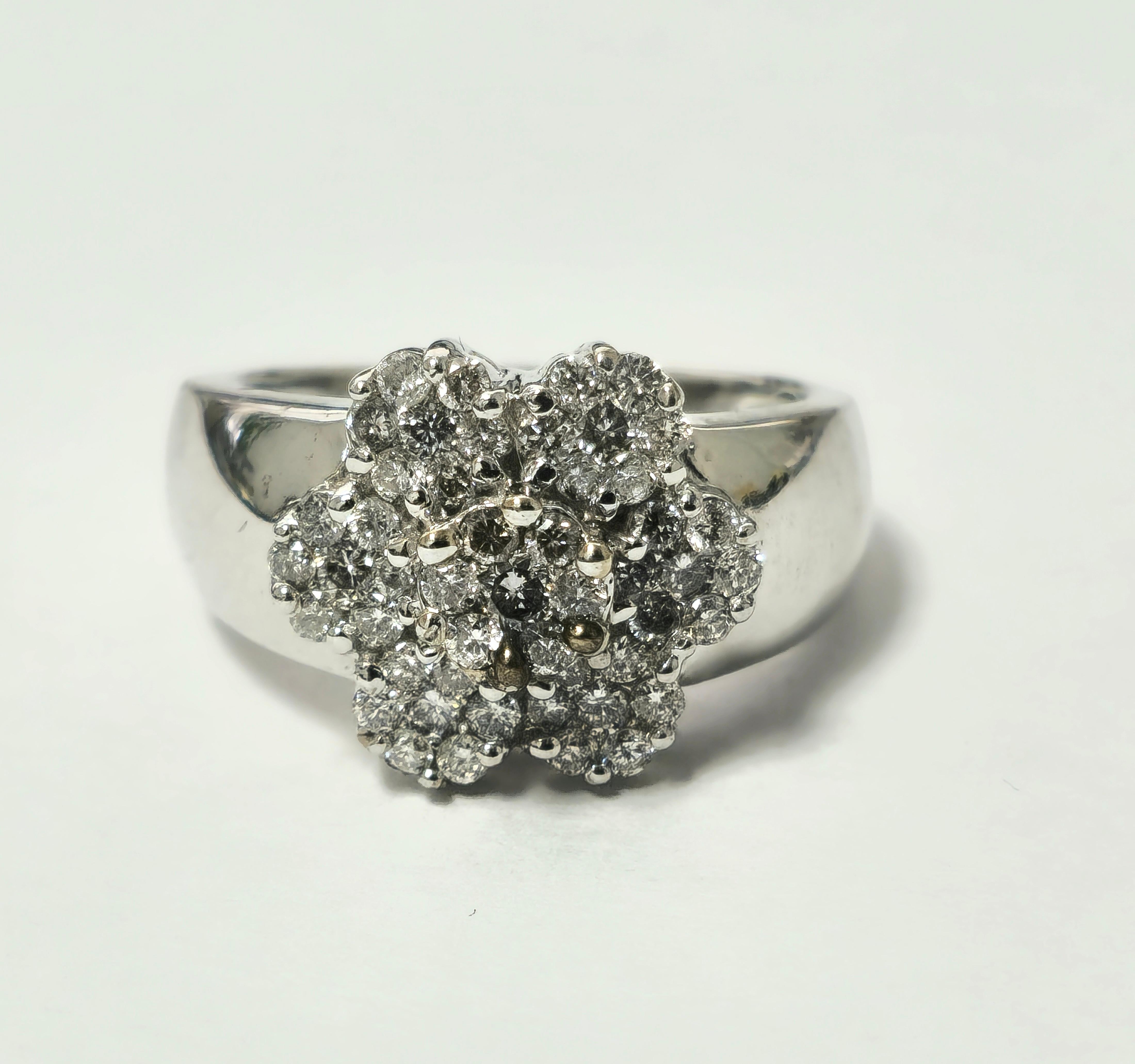 Zelebrieren Sie die Schönheit zarter Blütenblätter mit unserem exquisiten Vintage-Diamantring für Damen, der aus 14 Karat Weißgold gefertigt ist. Geschmückt mit runden Diamanten im Brillantschliff in einer Zackenfassung, strahlt dieses
