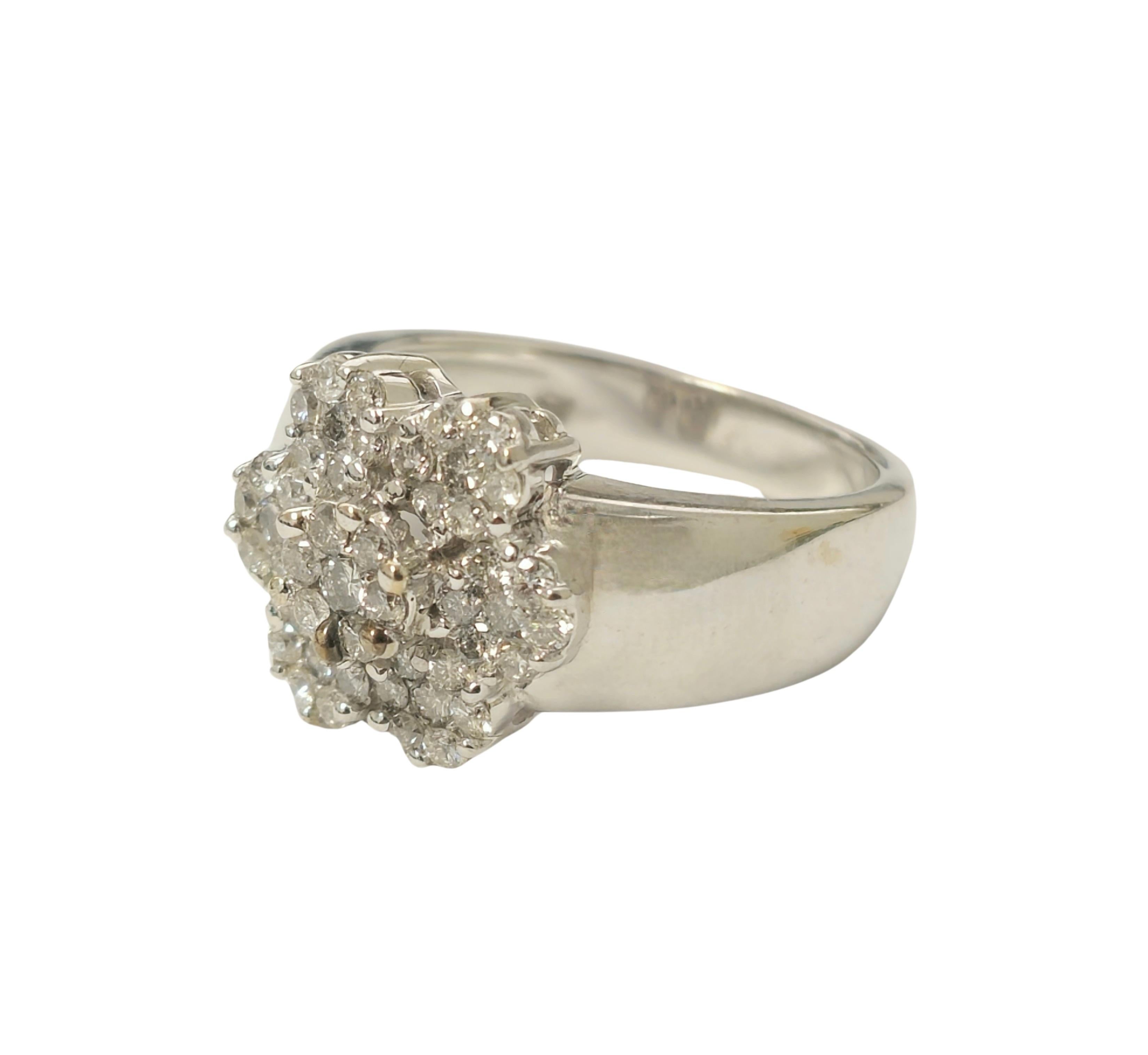 Blumeninspirierter Vintage-Ring aus Gold mit Brillanten und Diamanten (Rundschliff) im Angebot