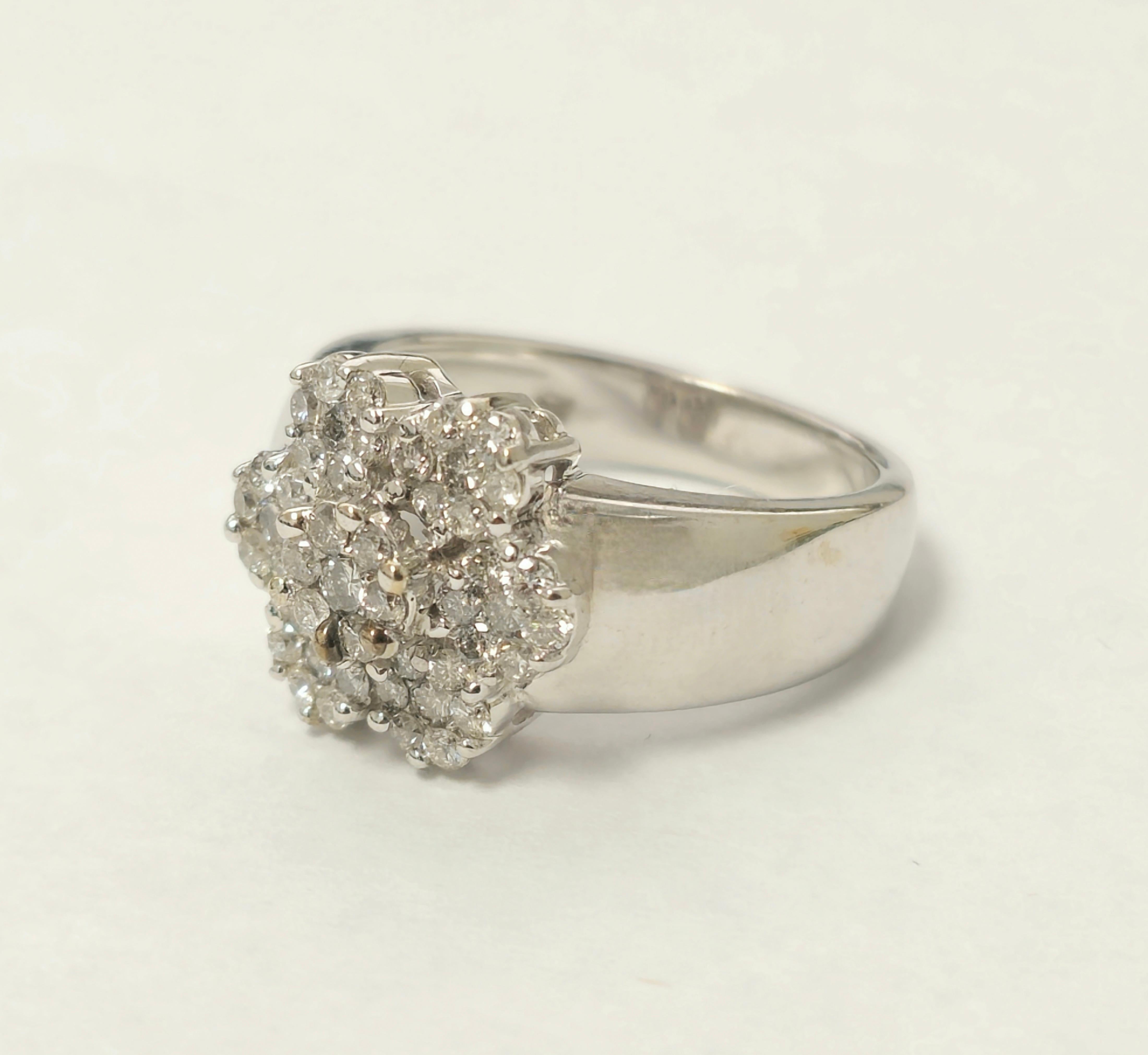 Vintage Flower Inspired, Brilliant Diamonds and Gold Ring In Excellent Condition For Sale In Miami, FL